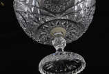 Fruteira de cristal tcheco lapidado,  pé alto (... - Fruteira de cristal tcheco lapidado,  pé alto (colado com durepox)  Altura 22 cm e diâmetro 26 cm.