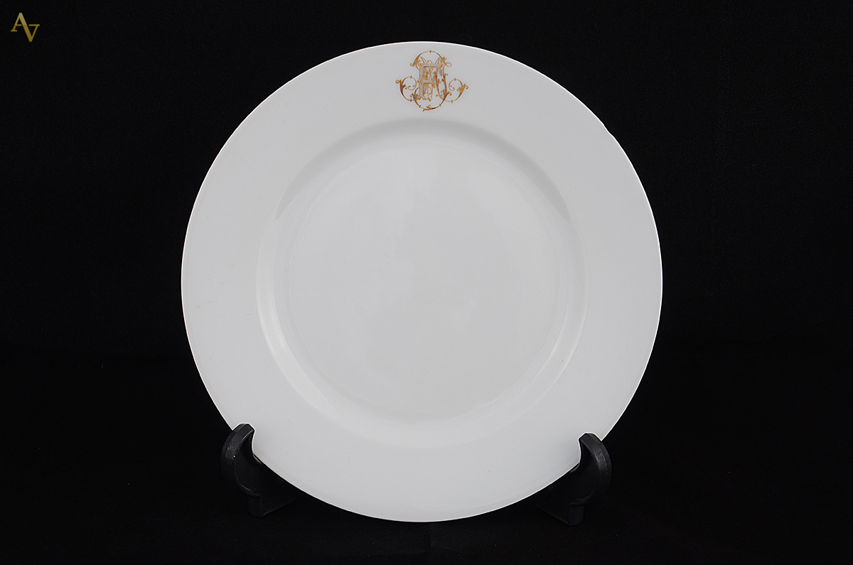 Prato raso de porcelana com Monograma do Barão de Casalvasco... - foto 1 de 4