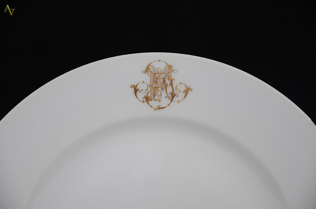 Prato raso de porcelana com Monograma do Barão de Casalvasco... - foto 2 de 4