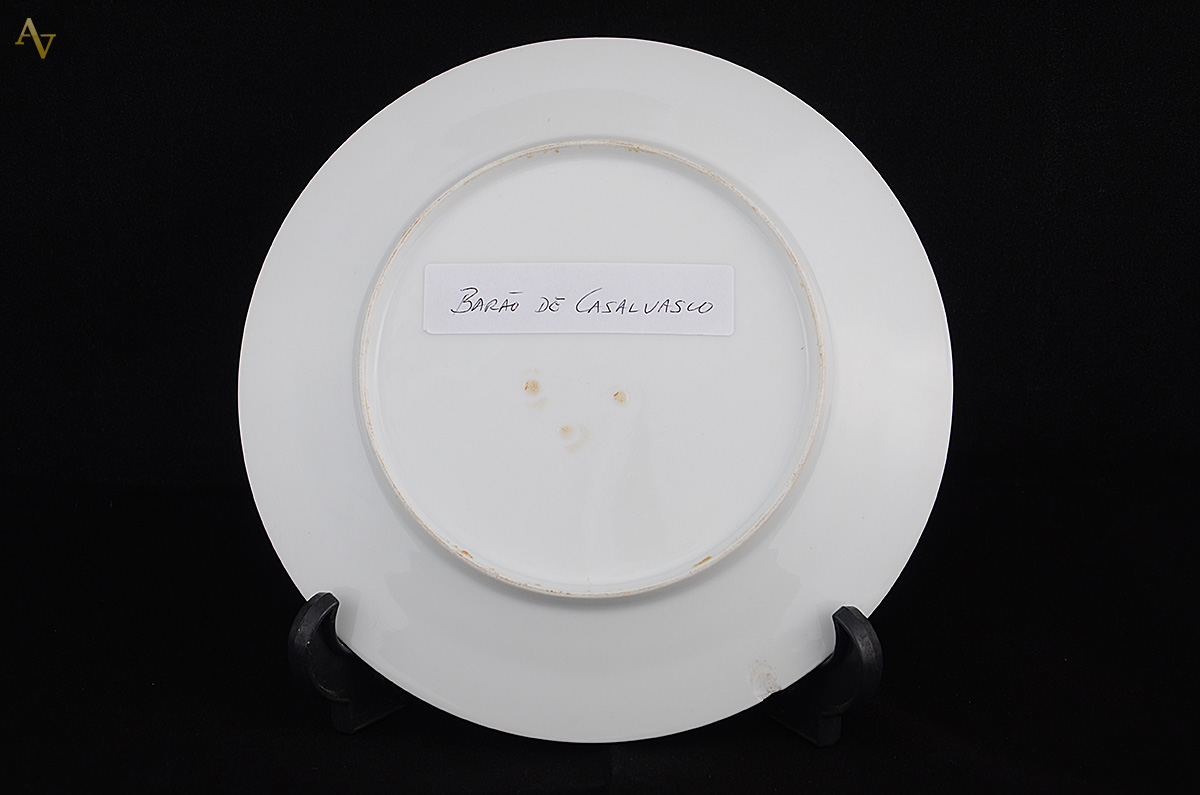 Prato raso de porcelana com Monograma do Barão de Casalvasco... - foto 3 de 4