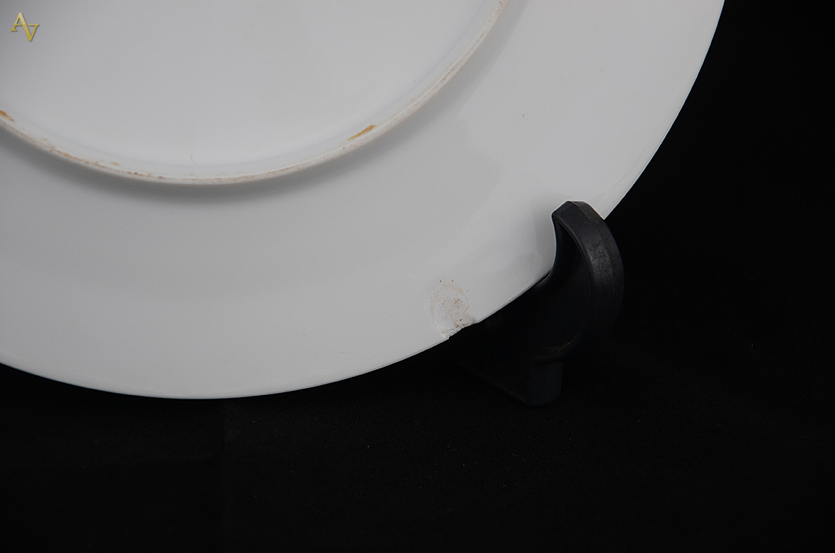 Prato raso de porcelana com Monograma do Barão de Casalvasco... - foto 4 de 4