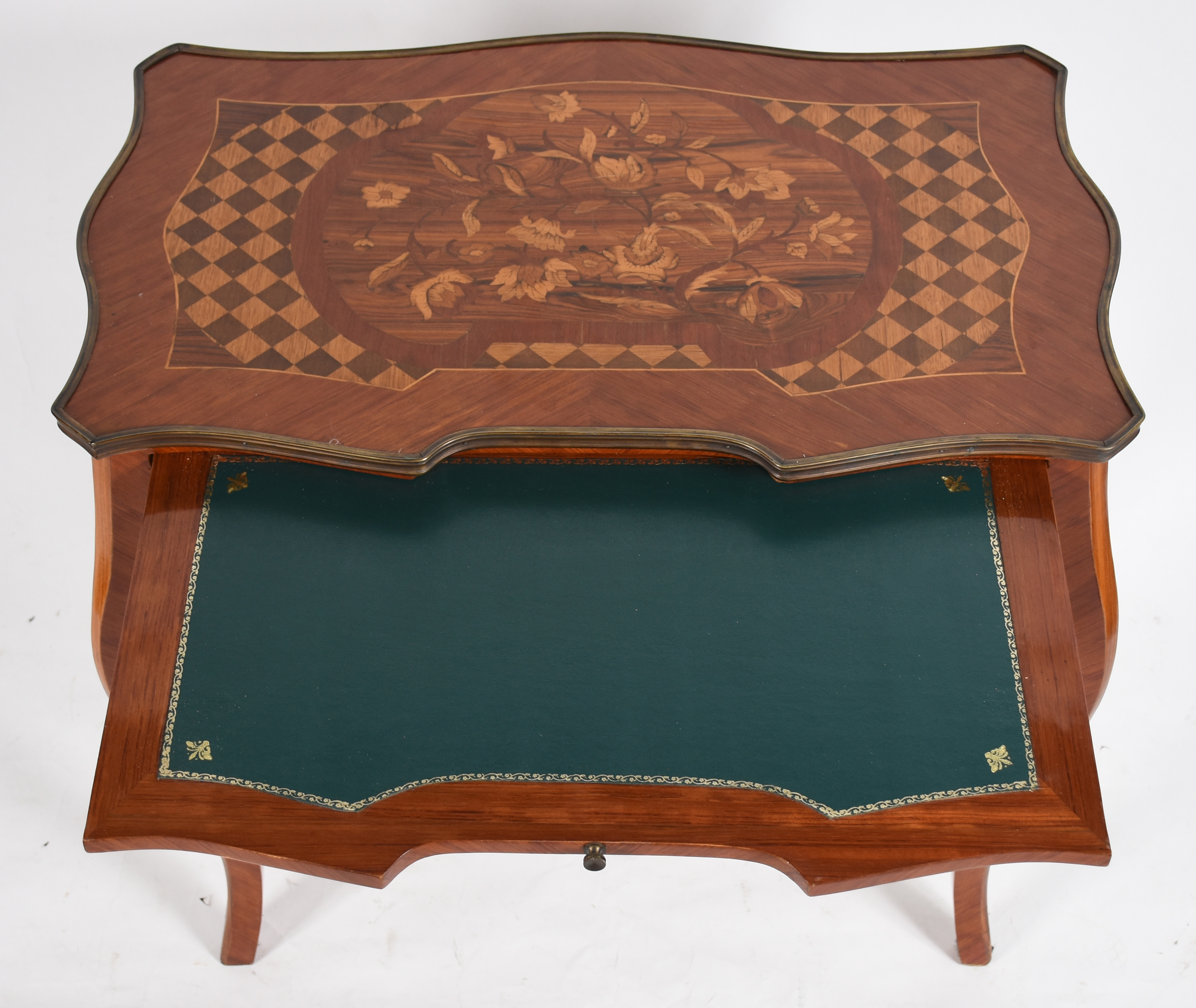 Mesa de madeira nobre estilo frances, trabalhos em marqueterie e... - foto 2 de 5
