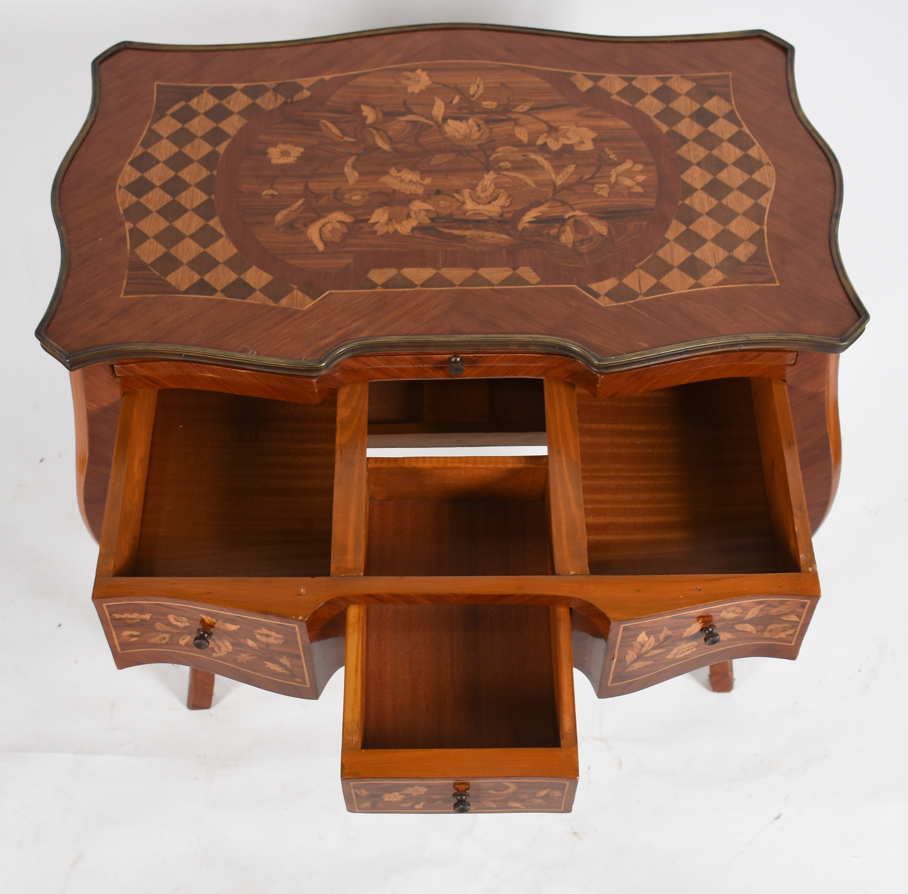 Mesa de madeira nobre estilo frances, trabalhos em marqueterie e... - foto 3 de 5