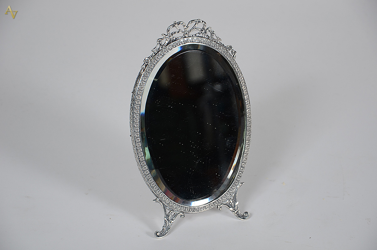 Espelho de mesa de cristal bisotado com moldura de prata contrastada... - foto 1 de 2
