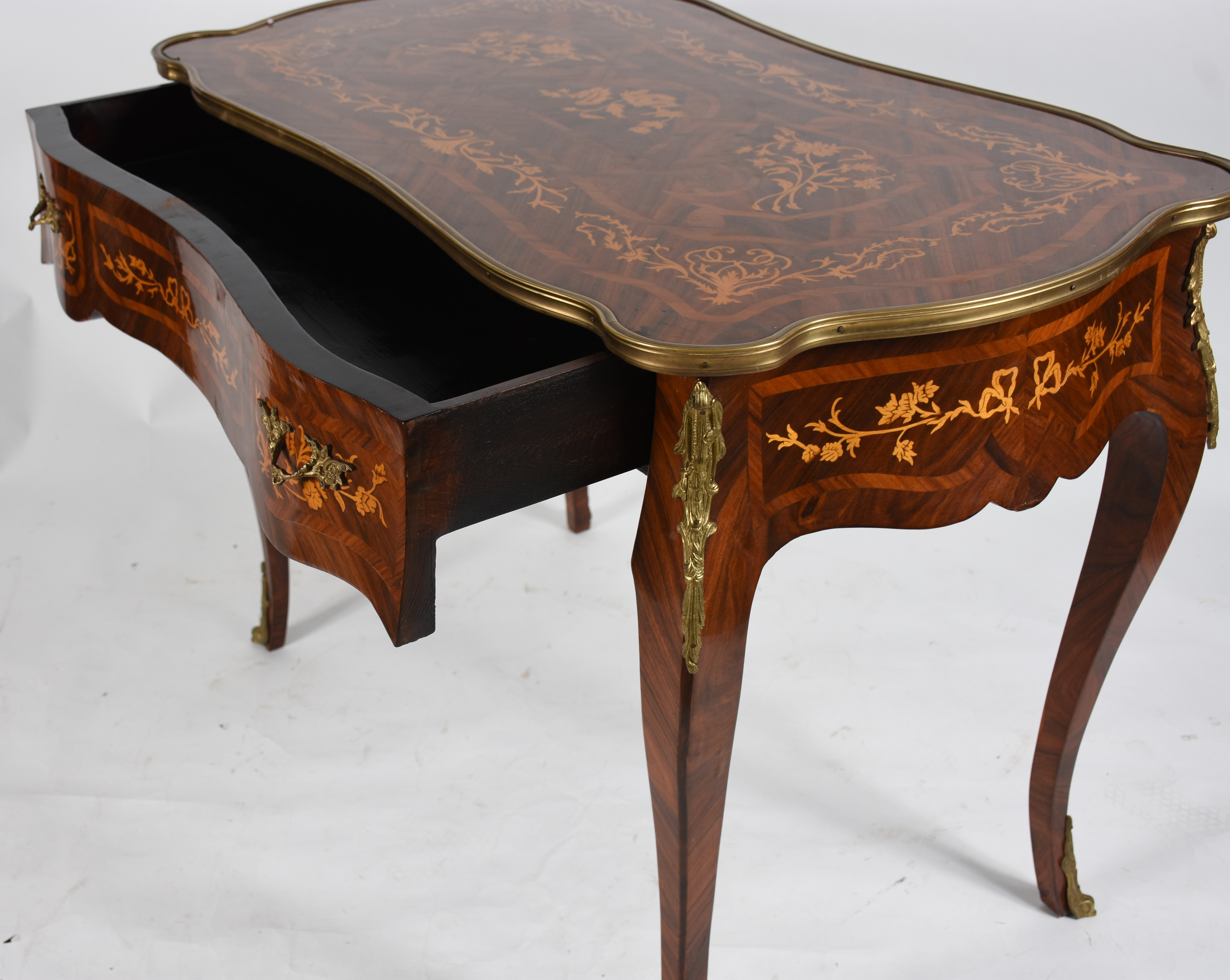 Mesa auxiliar de madeira nobre com trabalhos em marqueterie, estilo... - foto 4 de 5