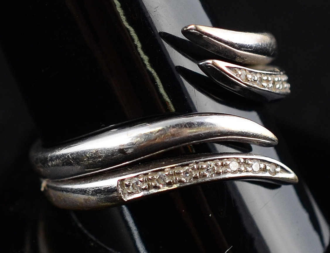 Anel de dois aros, em ouro 18 k, branco e brilhantes - 6,6 g - Aro 17. - foto 1 de 2