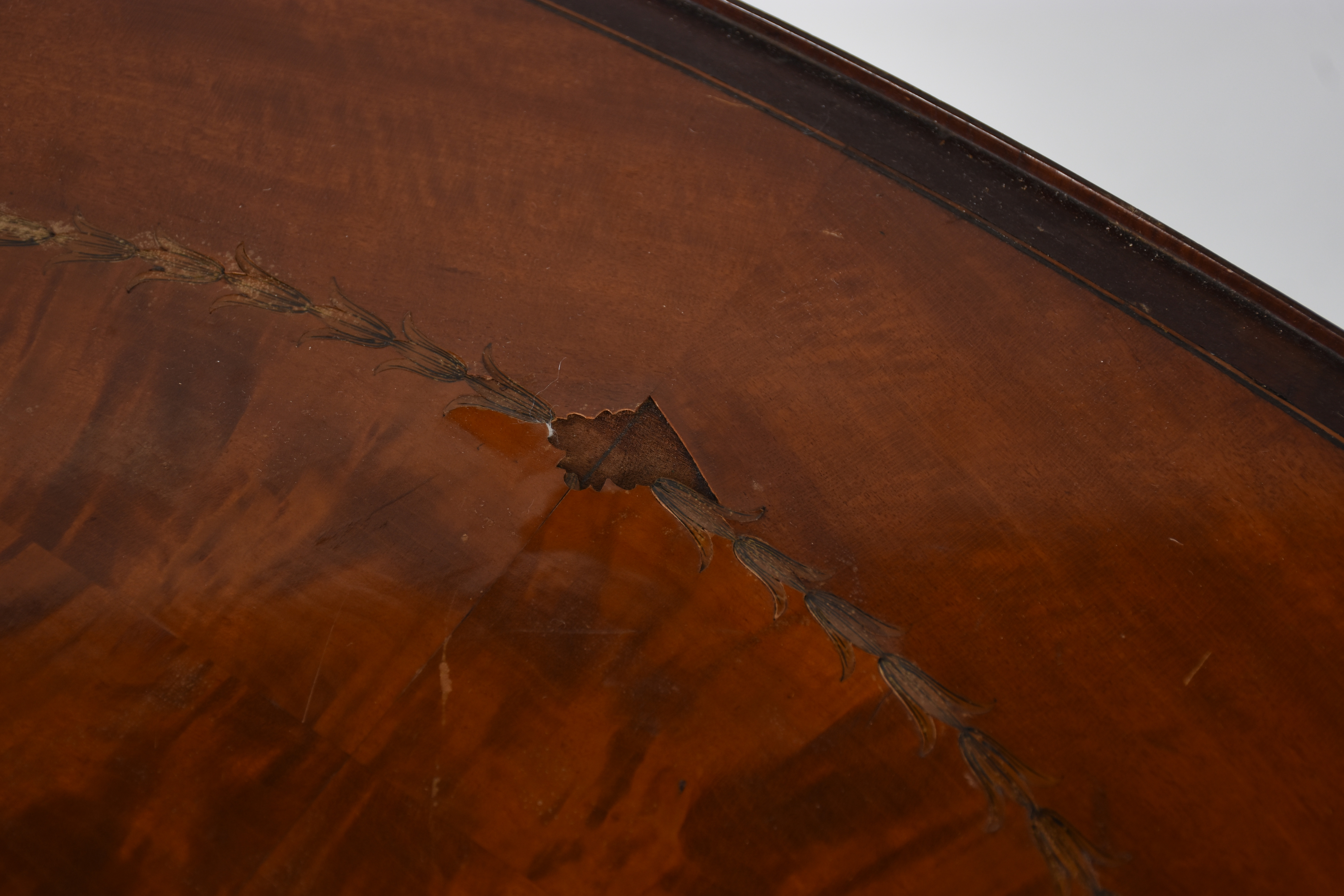 Mesa de madeira nobre com 2 platôs ovais, com defeitos. - foto 4 de 4