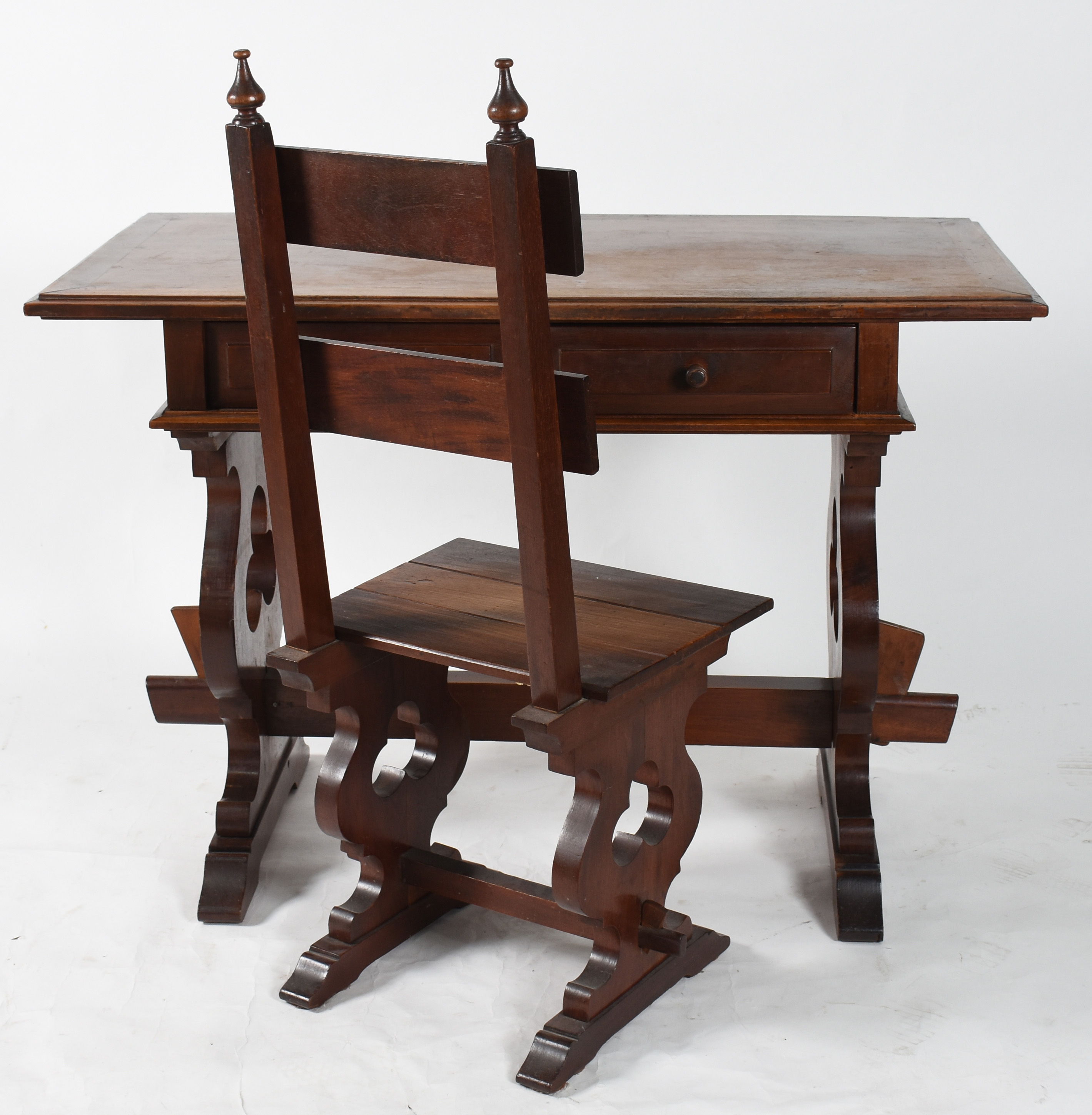 Mesa para escritório de madeira nobre com 2 gavetas e pernas laterais... - foto 1 de 4