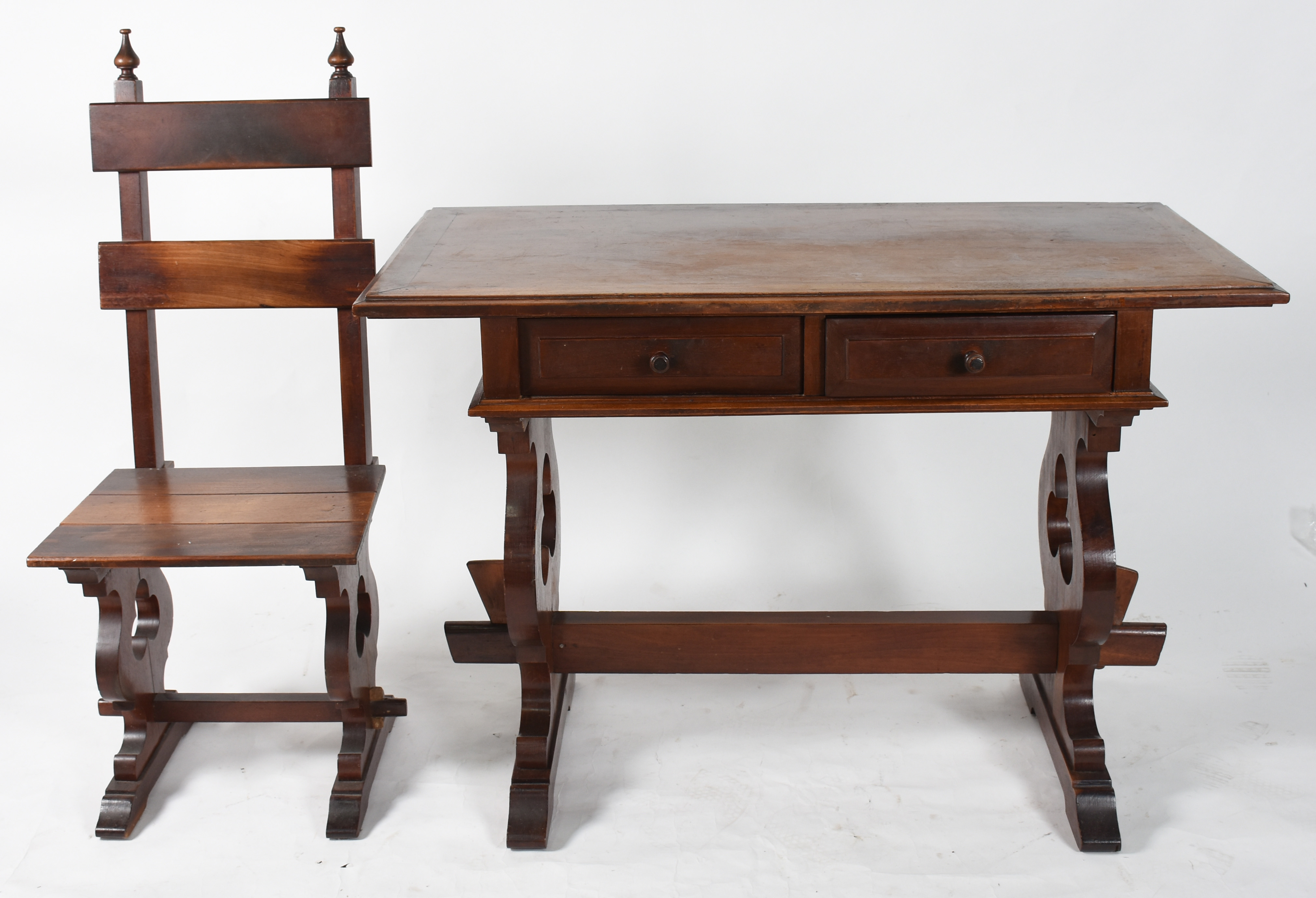 Mesa para escritório de madeira nobre com 2 gavetas e pernas laterais... - foto 2 de 4