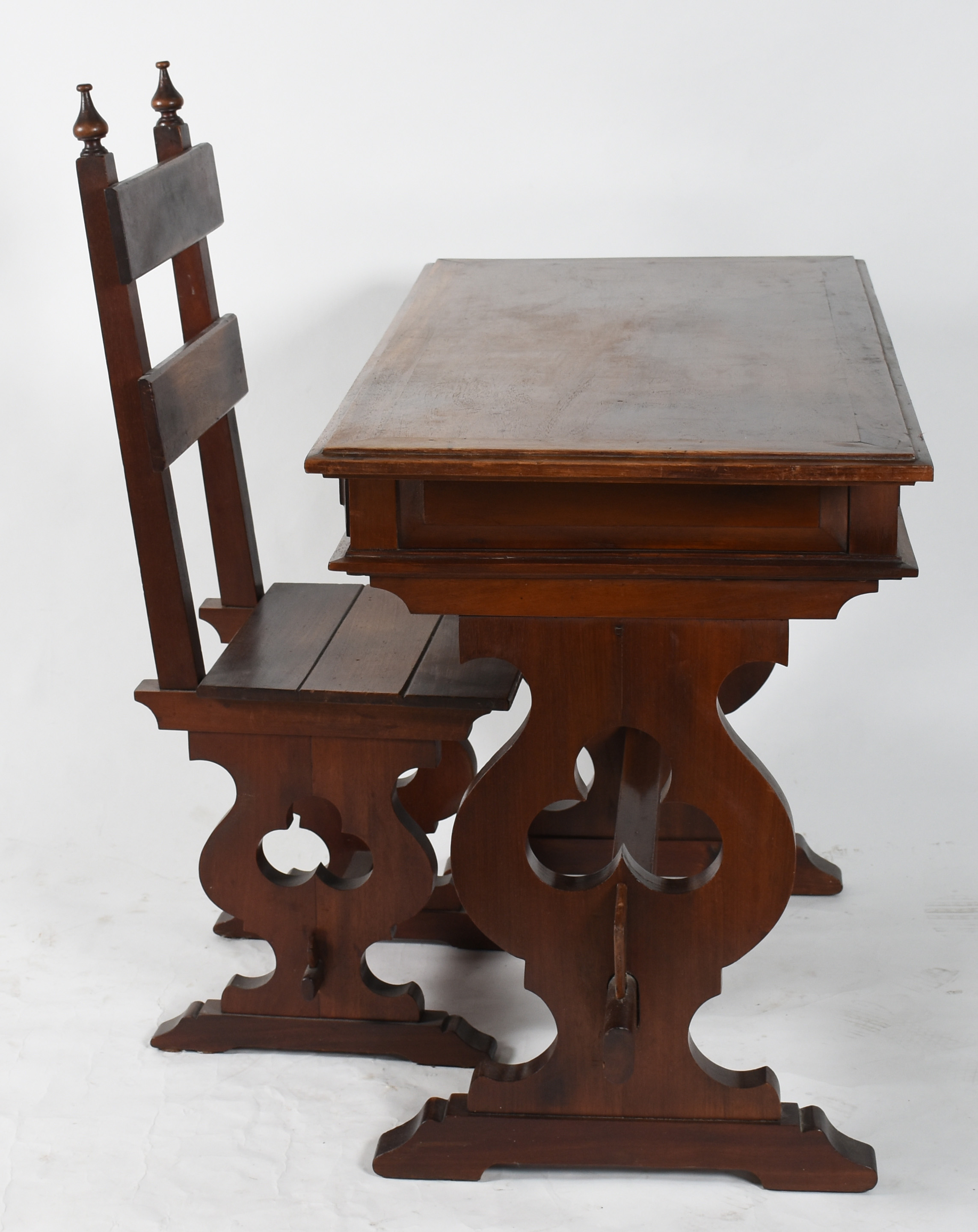 Mesa para escritório de madeira nobre com 2 gavetas e pernas laterais... - foto 3 de 4
