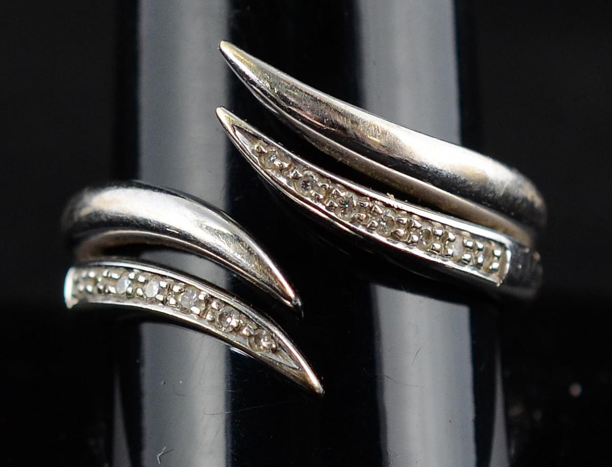 Anel de dois aros, em ouro 18 k, branco e brilhantes - 6,6 g - Aro 17. - foto 2 de 2