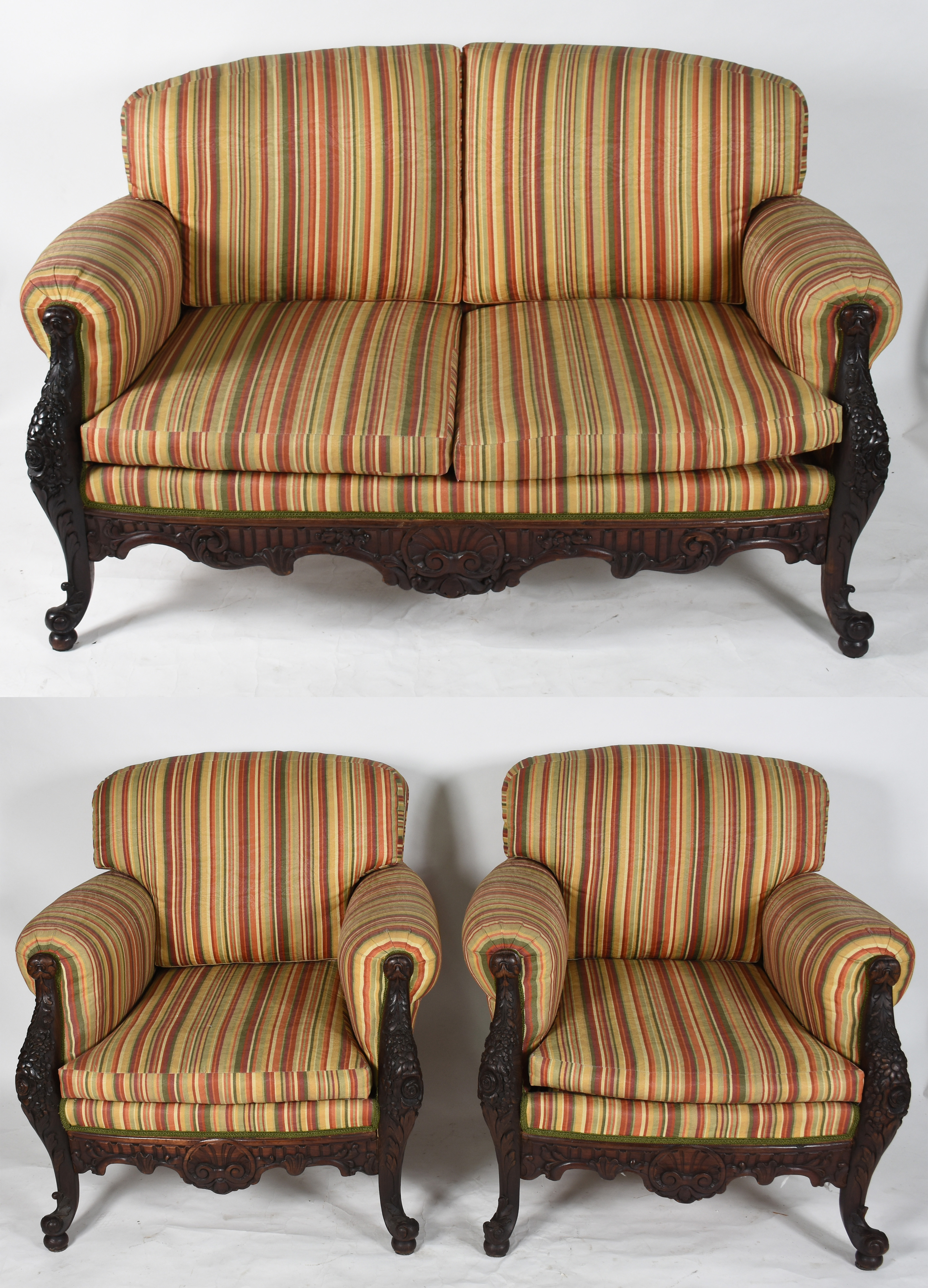 Conjunto de Sofá e par de poltronas de madeira nobre com entalhes no... - foto 1 de 9