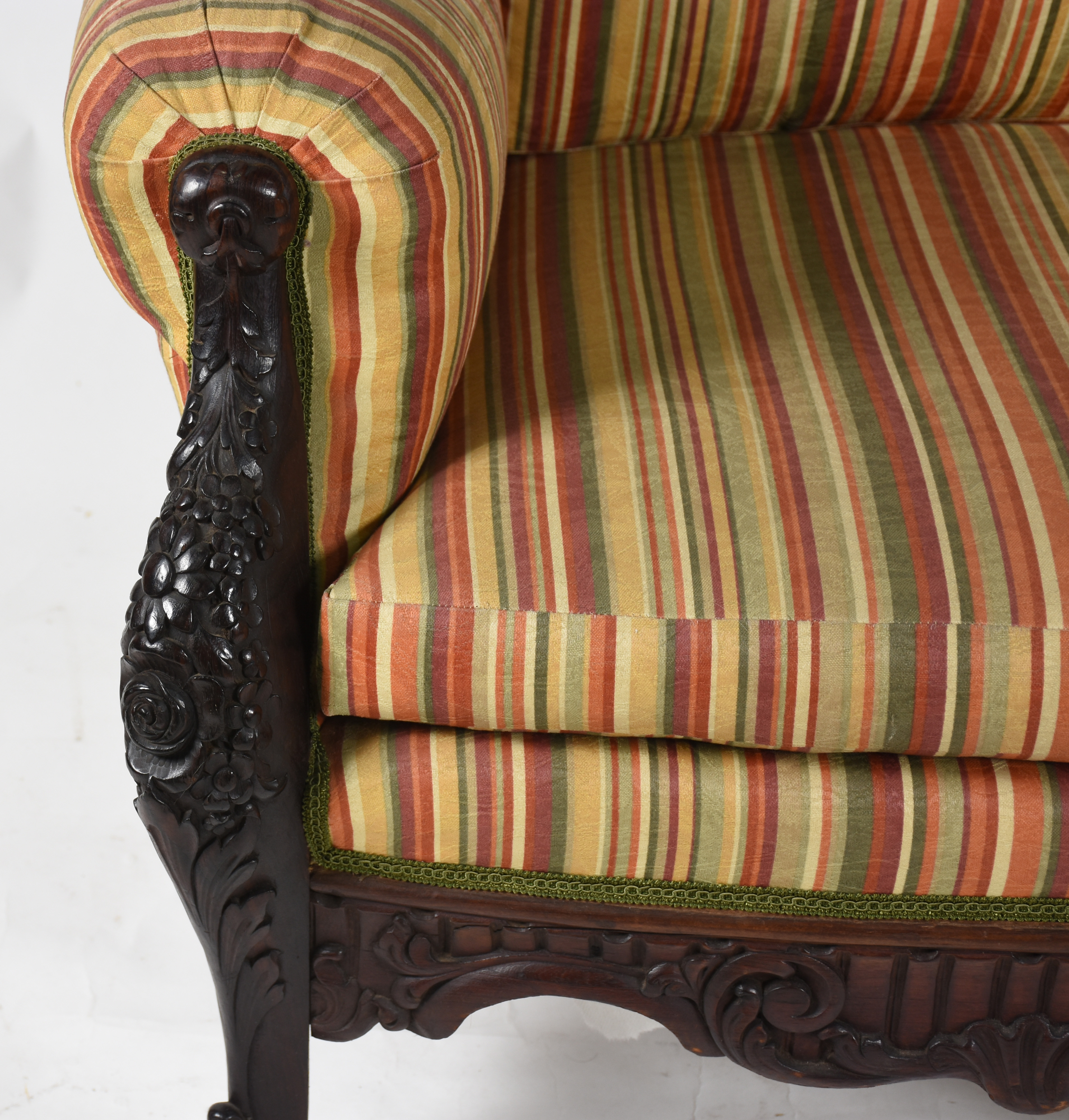 Conjunto de Sofá e par de poltronas de madeira nobre com entalhes no... - foto 2 de 9