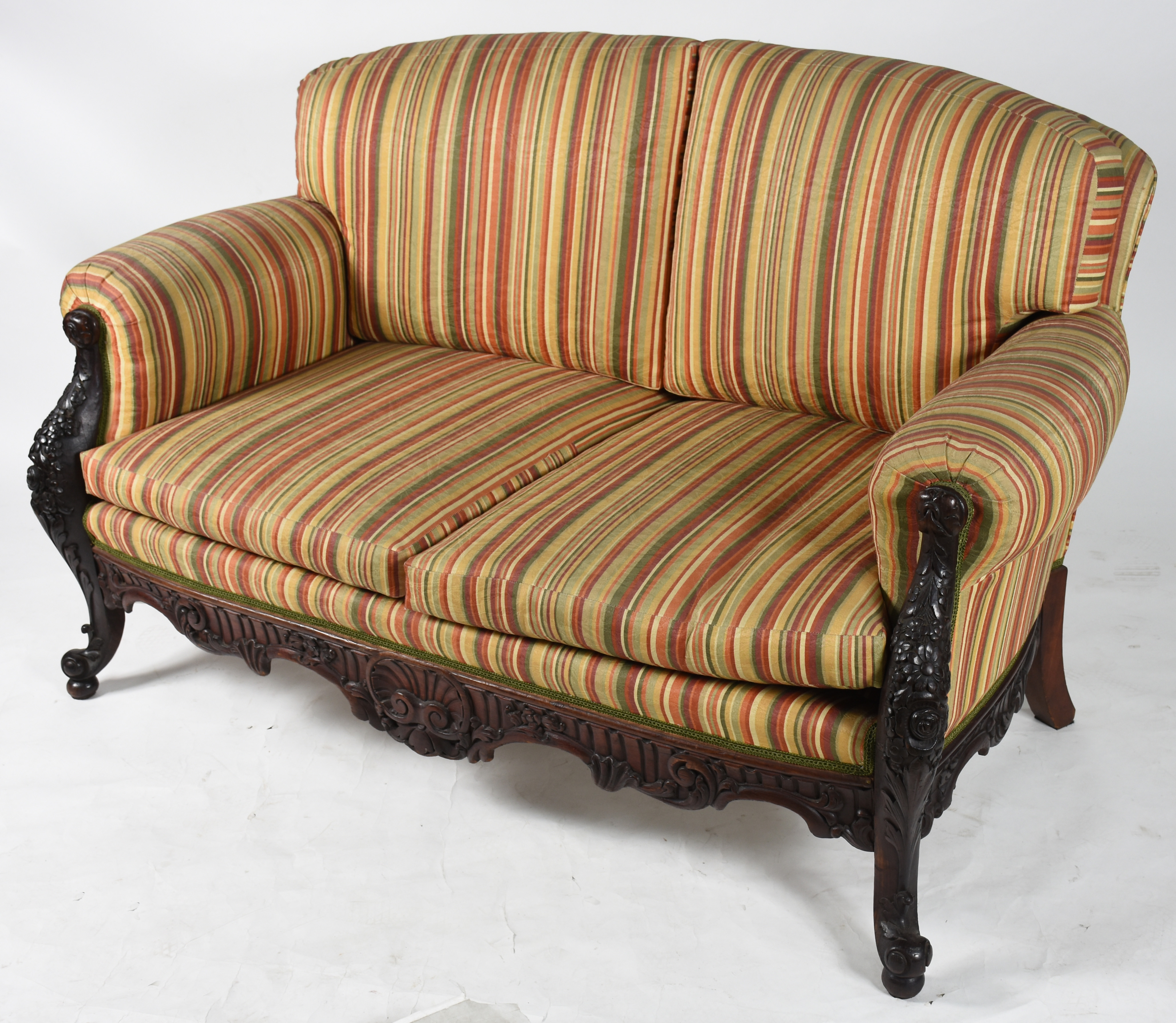 Conjunto de Sofá e par de poltronas de madeira nobre com entalhes no... - foto 3 de 9