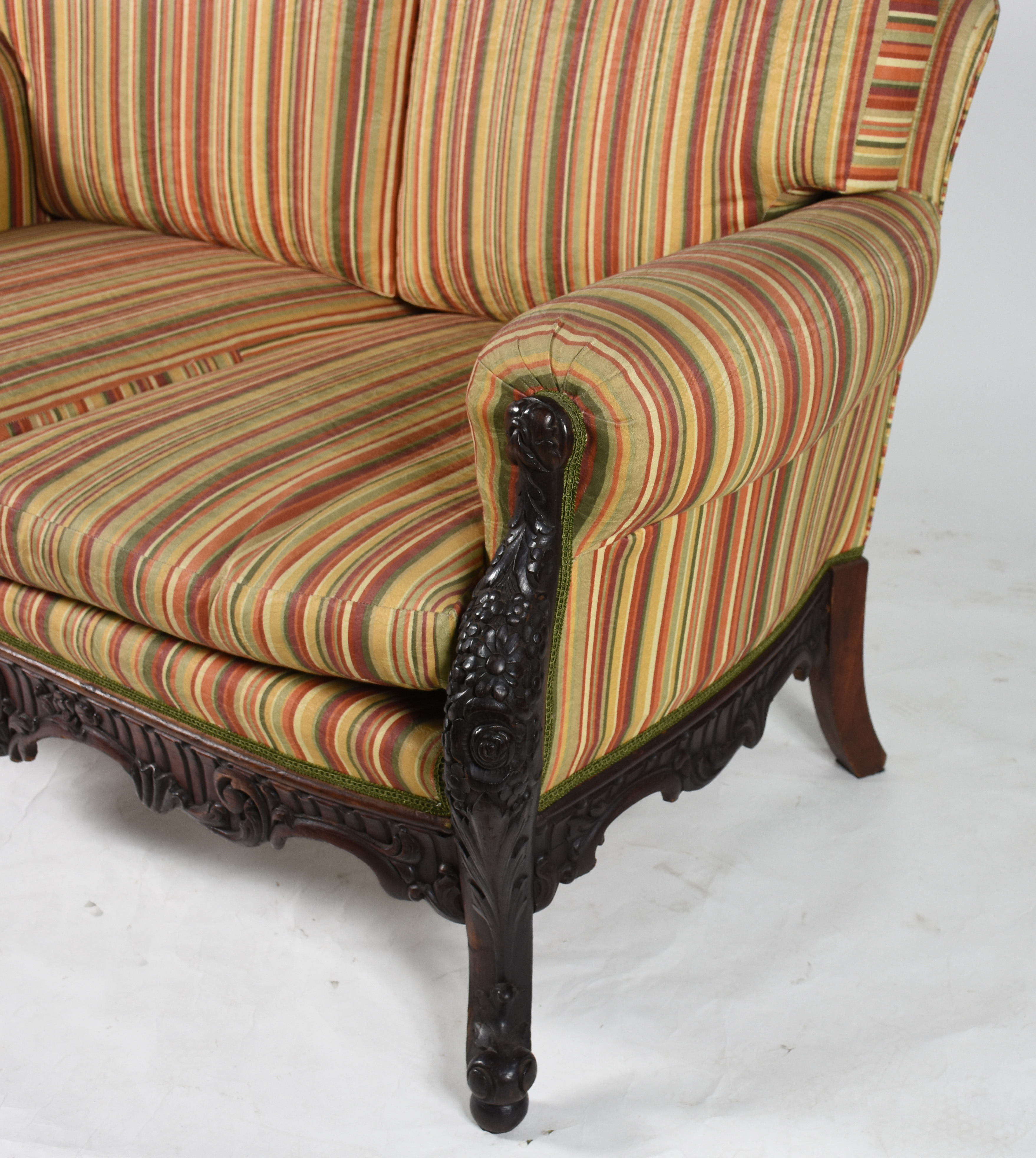 Conjunto de Sofá e par de poltronas de madeira nobre com entalhes no... - foto 4 de 9