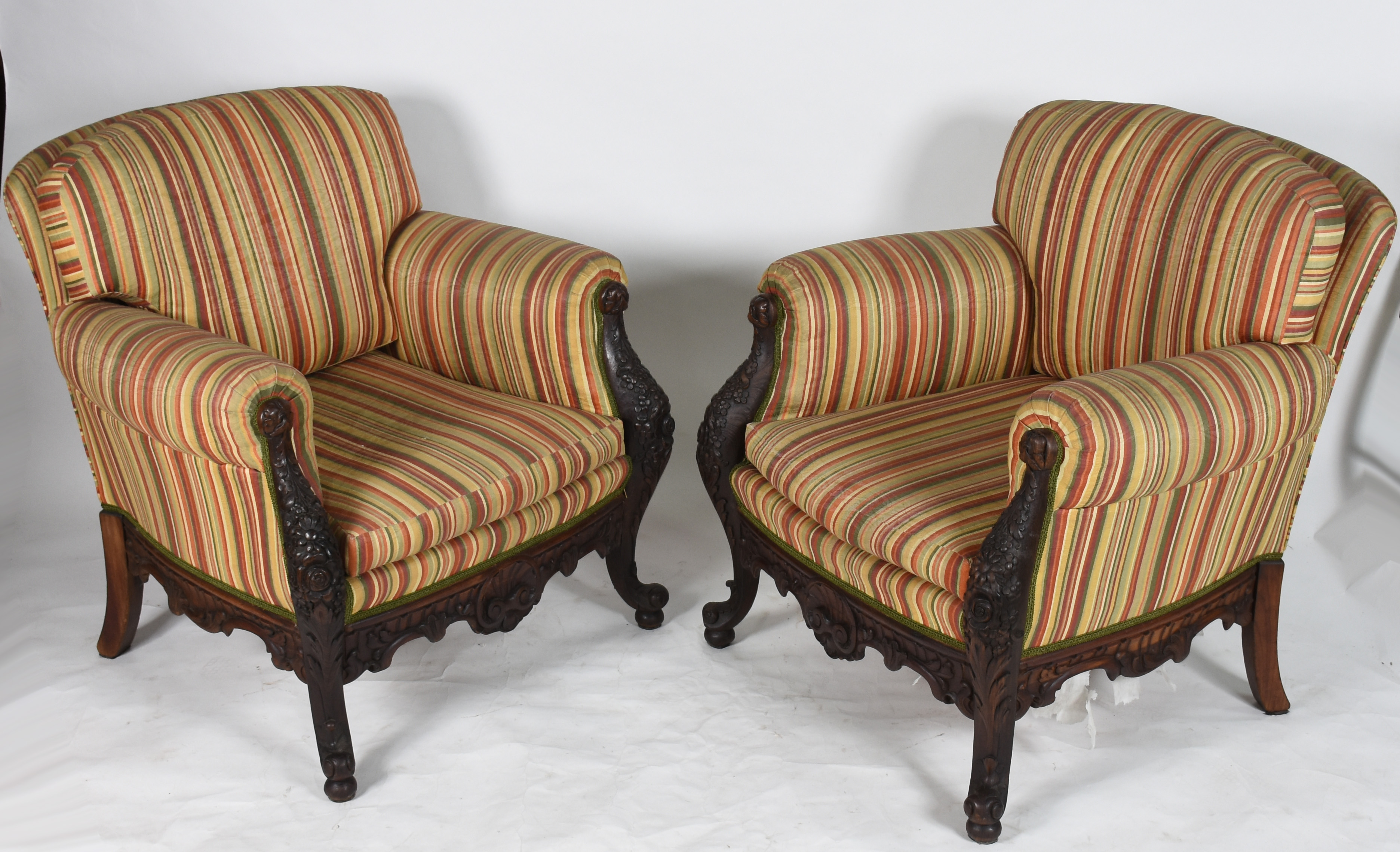 Conjunto de Sofá e par de poltronas de madeira nobre com entalhes no... - foto 6 de 9