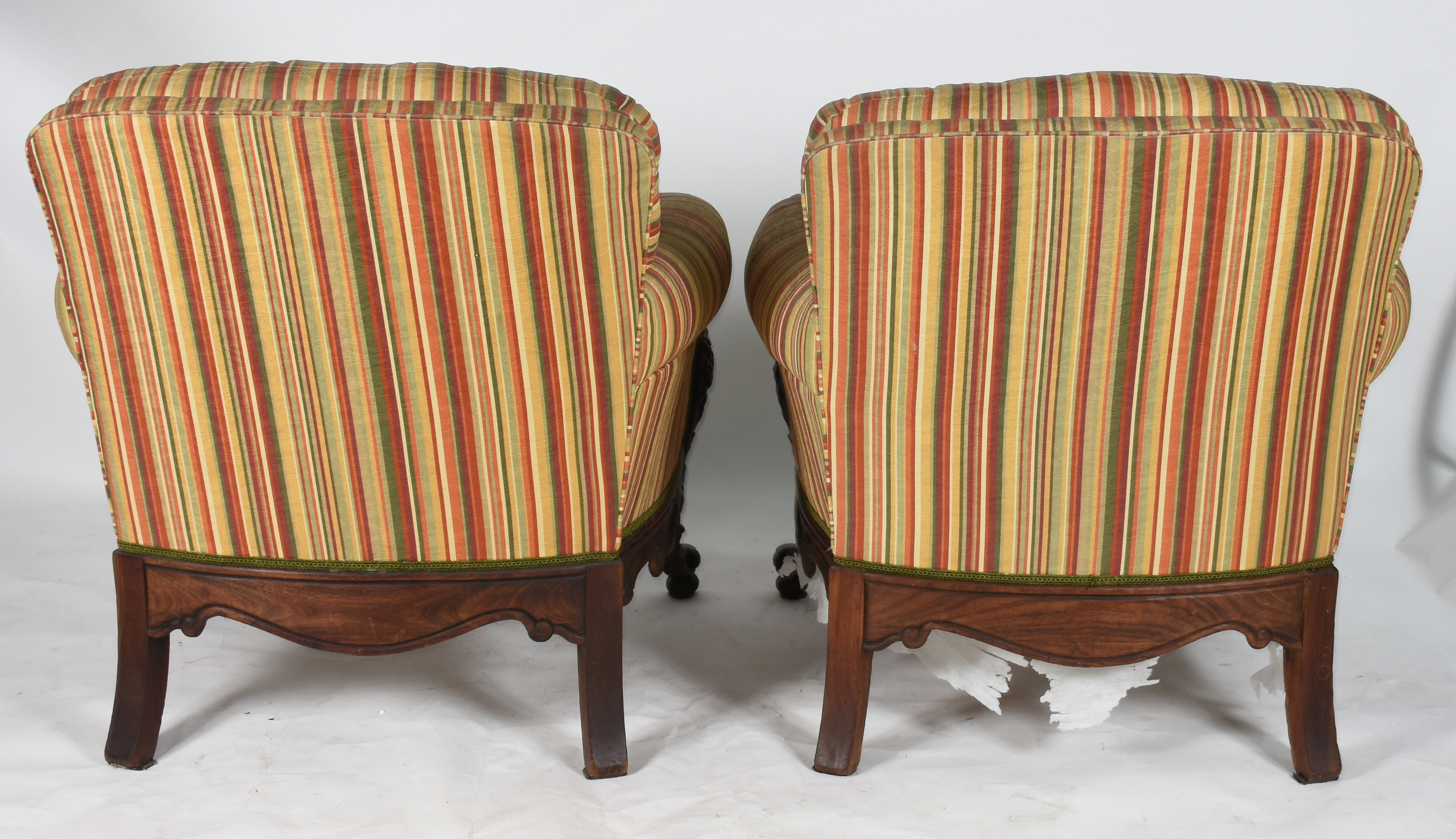 Conjunto de Sofá e par de poltronas de madeira nobre com entalhes no... - foto 7 de 9