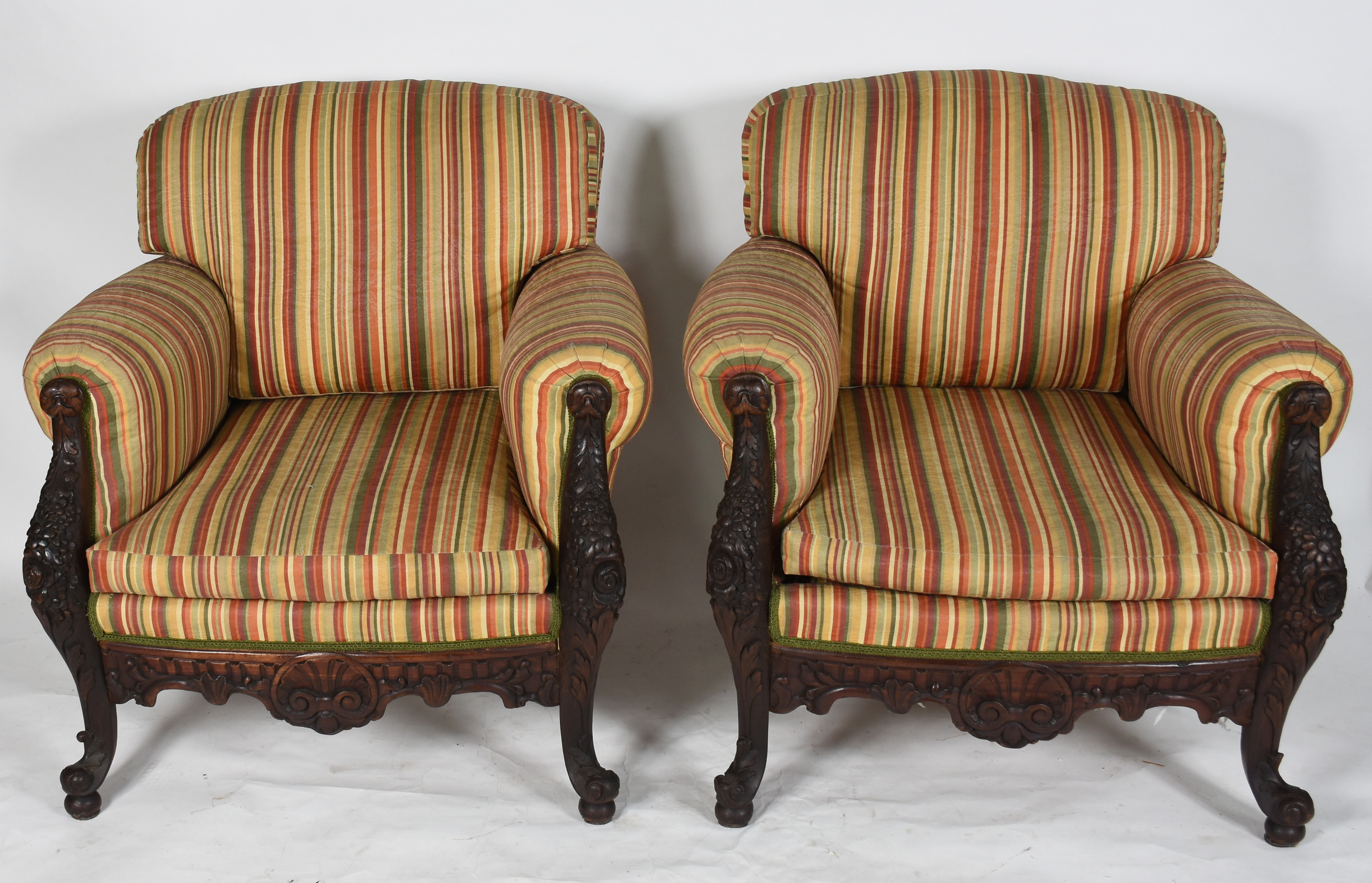 Conjunto de Sofá e par de poltronas de madeira nobre com entalhes no... - foto 8 de 9