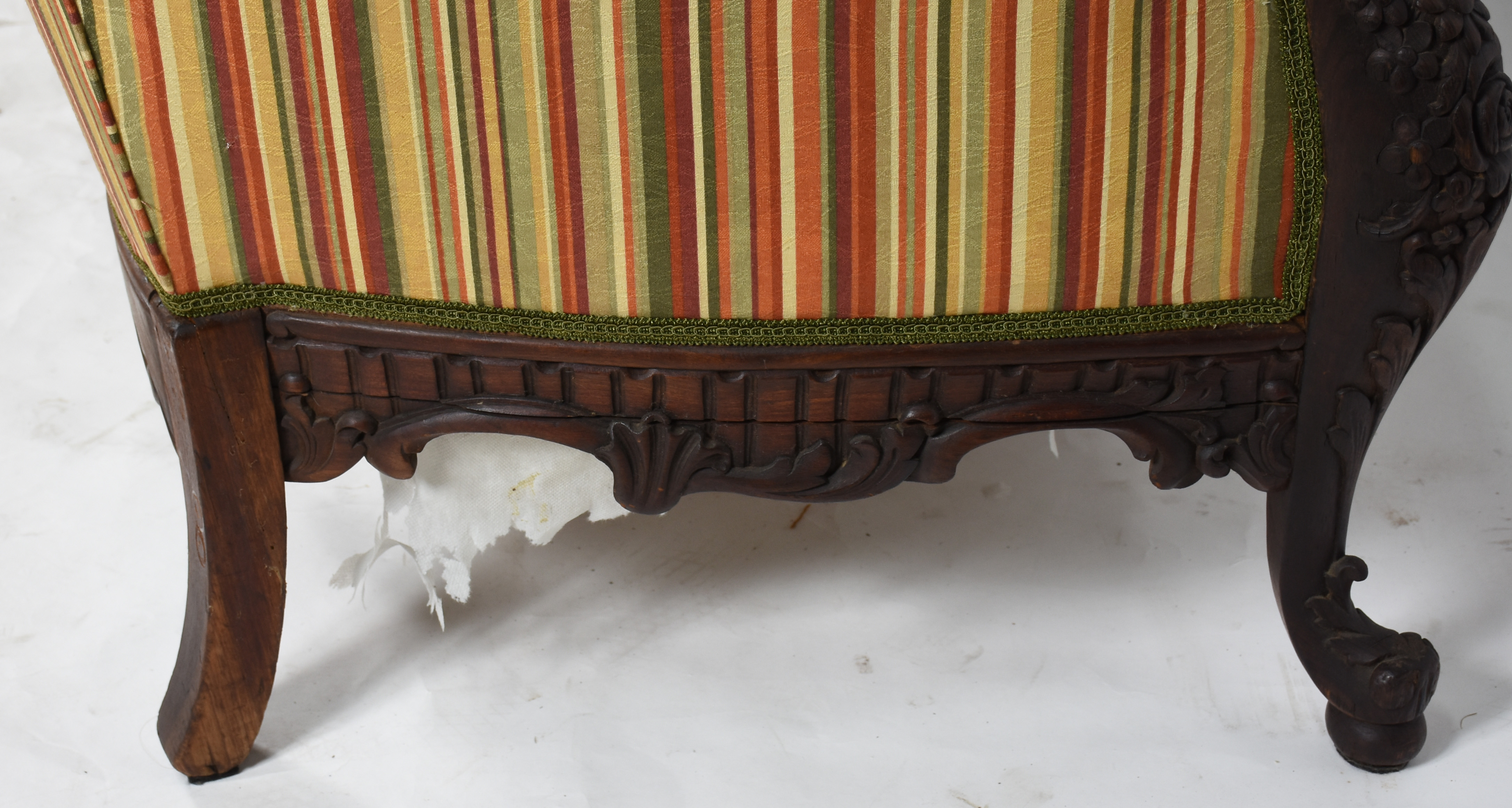 Conjunto de Sofá e par de poltronas de madeira nobre com entalhes no... - foto 9 de 9