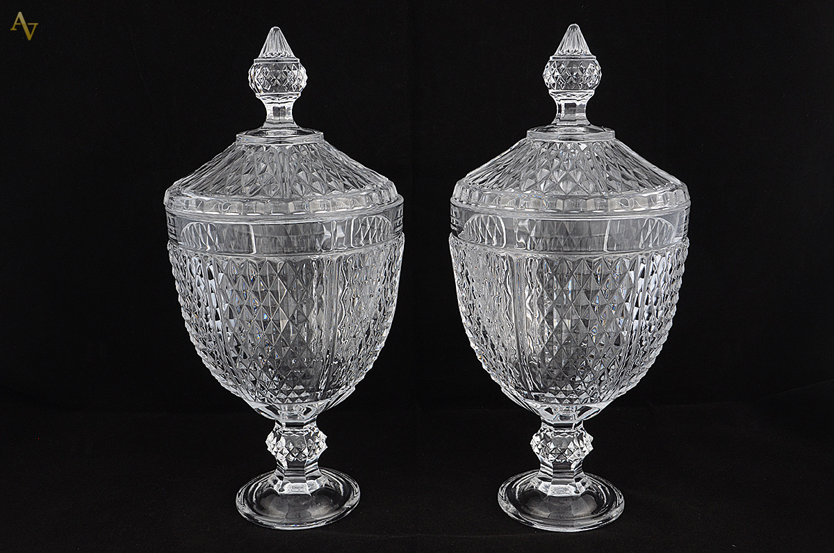 Par de compoteiras de cristal europeu lapidado. Altura 33 cm cada.