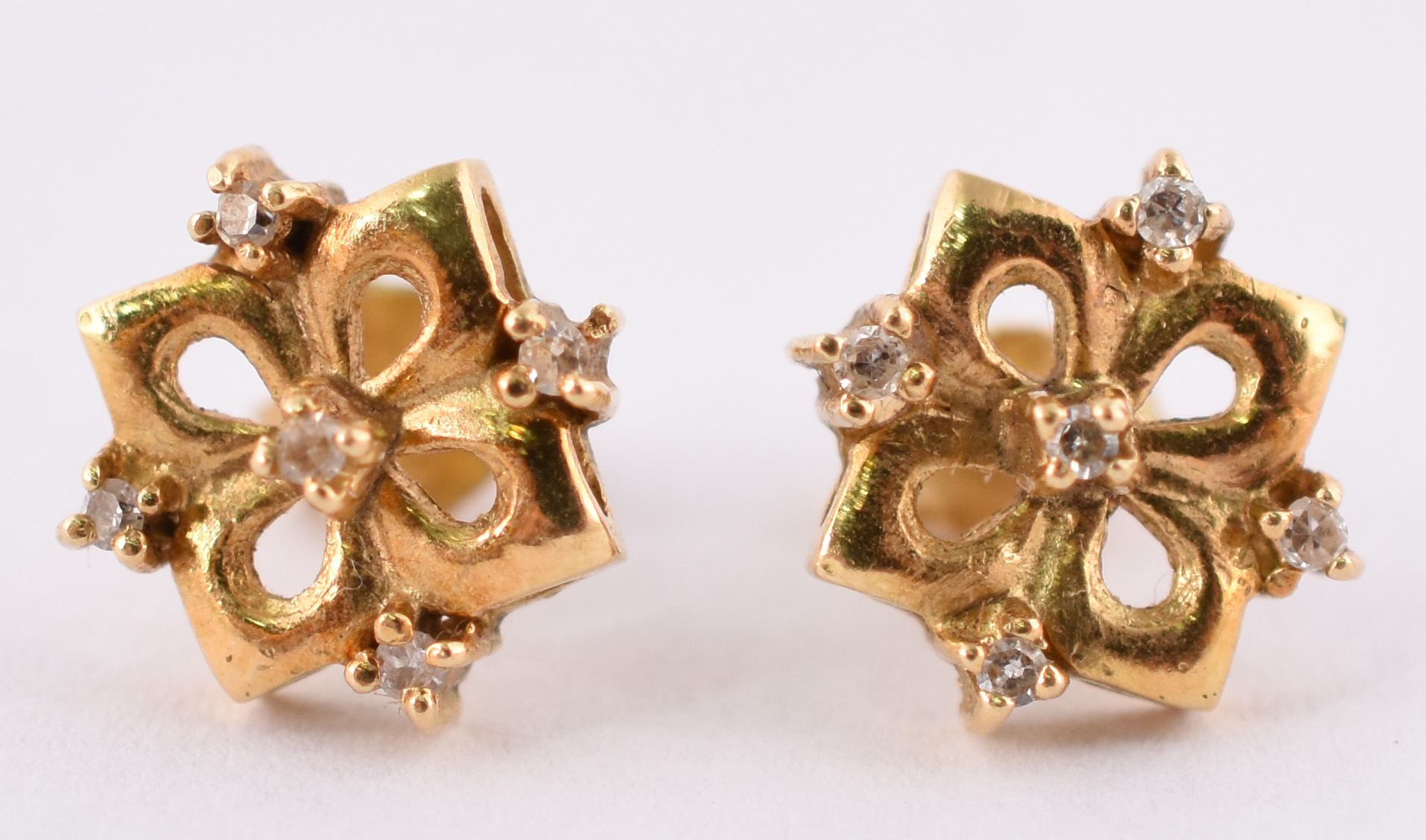 Par de brincos ouro amarelo 750, 10 mini brilhantes. (Por segurança... - foto 1 de 2