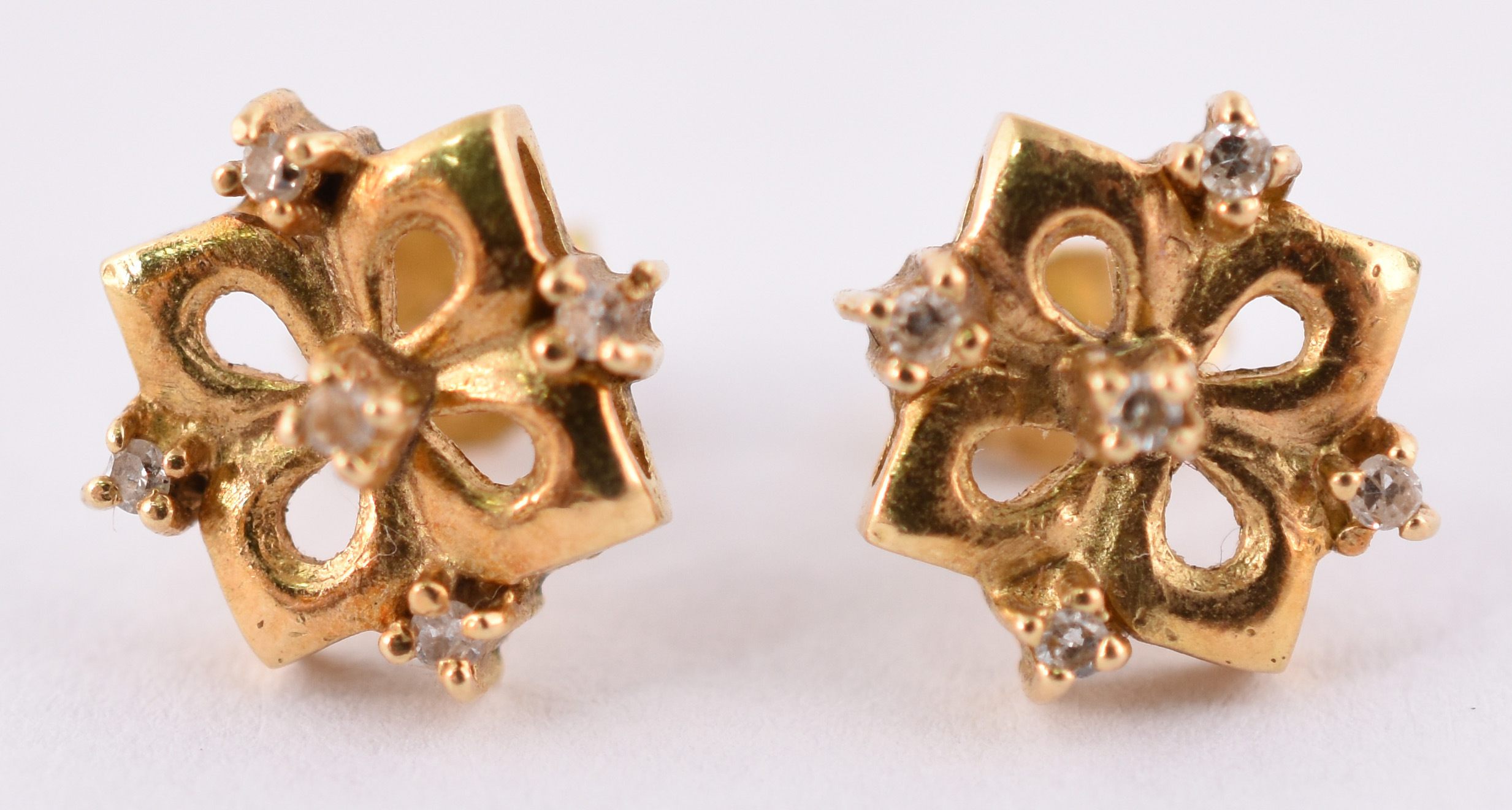 Par de brincos ouro amarelo 750, 10 mini brilhantes. (Por segurança... - foto 2 de 2