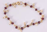 Pulseira infantil de ouro amarelo  750 com mini... - Pulseira infantil de ouro amarelo  750 com mini pedras e pedras granadas.  (Por segurança, a peça não esta na loja).