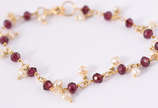 Pulseira infantil de ouro amarelo  750 com mini... - Pulseira infantil de ouro amarelo  750 com mini pedras e pedras granadas.  (Por segurança, a peça não esta na loja).