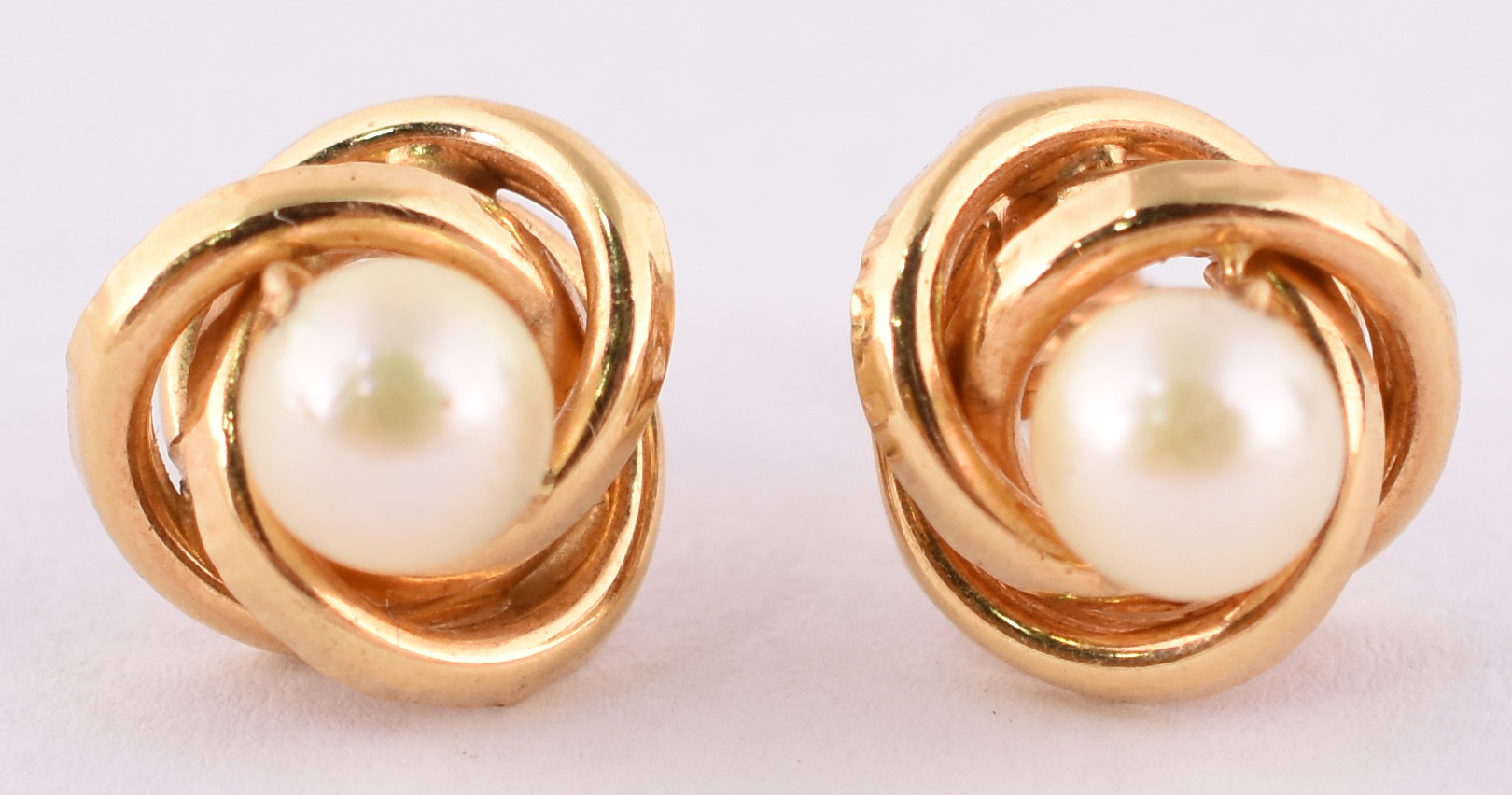 Par de brincos de ouro amarelo com 2 pérolas. (Por segurança, a peça... - foto 1 de 2