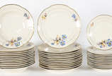 Aparelho de jantar de porcelana polonesa, compo... - Aparelho de jantar de porcelana polonesa, composto de: 12 pratos rasos, 12 fundos, 12 de sobremesa, sopeira, legumeira, 2 bolws, 4 travessas ova...