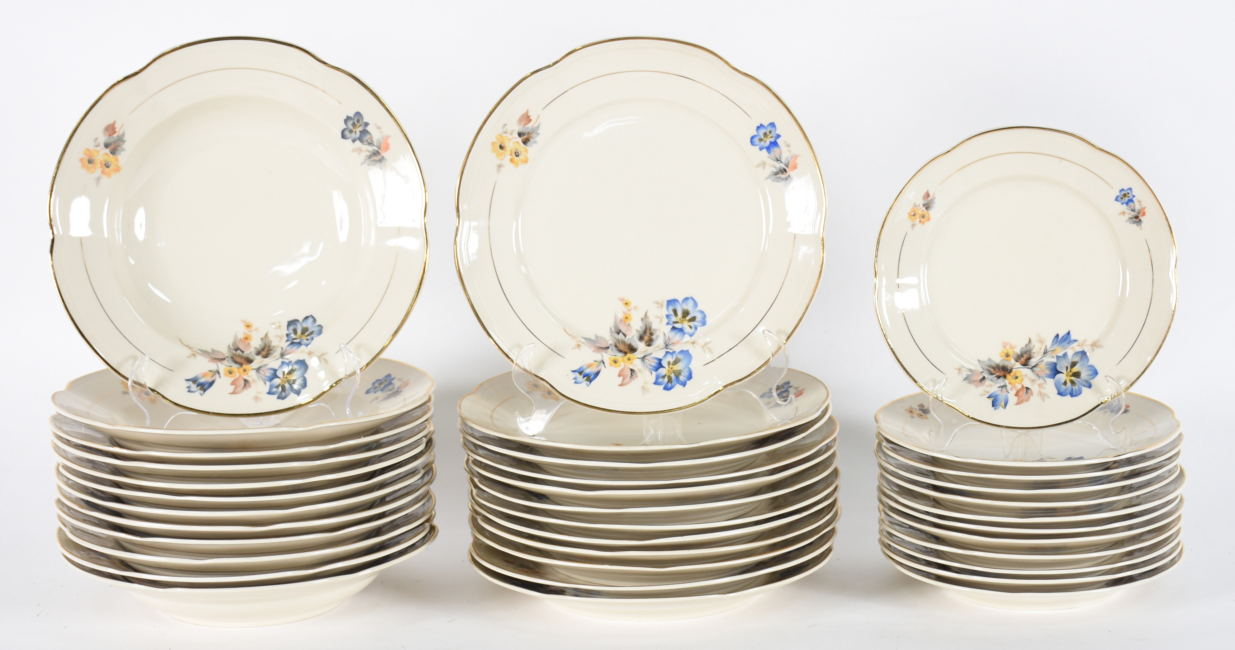 Aparelho de jantar de porcelana polonesa, composto de: 12 pratos... - foto 2 de 5