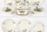 Aparelho de jantar de porcelana polonesa, compo... - Aparelho de jantar de porcelana polonesa, composto de: 12 pratos rasos, 12 fundos, 12 de sobremesa, sopeira, legumeira, 2 bolws, 4 travessas ova...