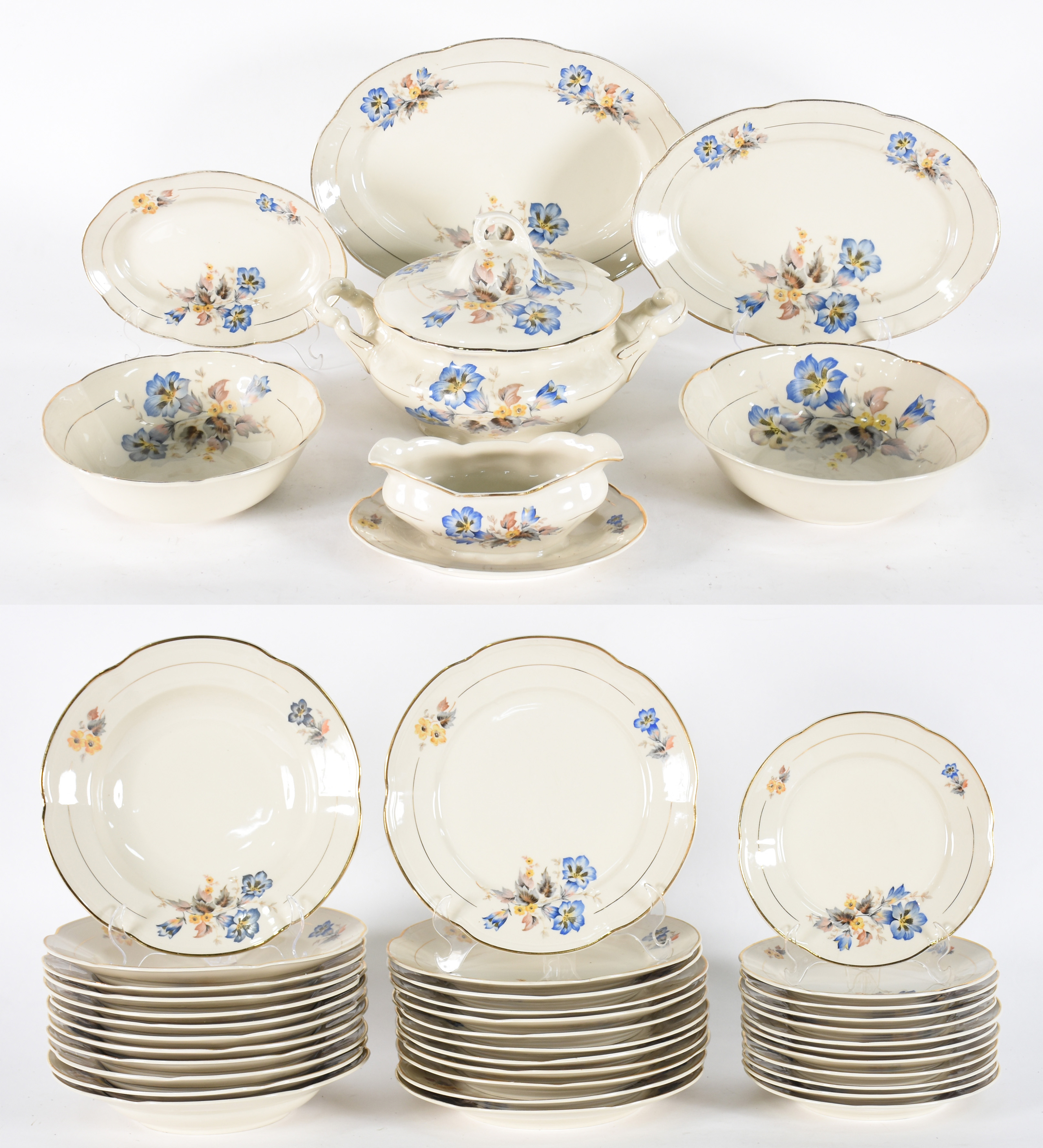 Aparelho de jantar de porcelana polonesa, composto de: 12 pratos... - foto 1 de 5