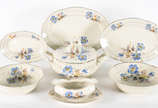Aparelho de jantar de porcelana polonesa, compo... - Aparelho de jantar de porcelana polonesa, composto de: 12 pratos rasos, 12 fundos, 12 de sobremesa, sopeira, legumeira, 2 bolws, 4 travessas ova...