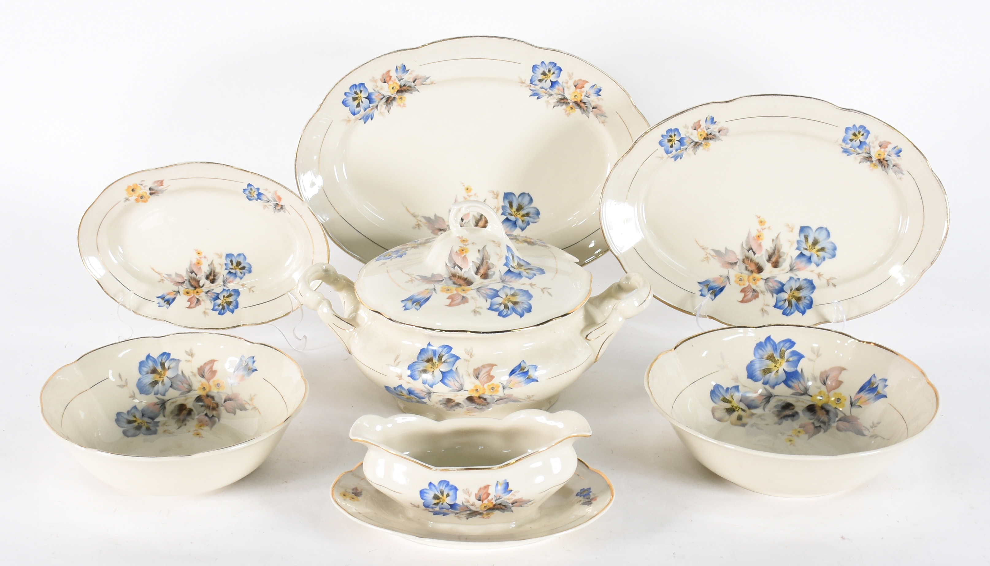 Aparelho de jantar de porcelana polonesa, composto de: 12 pratos... - foto 3 de 5