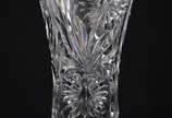 Vaso de cristal da Bohemia lapidado com flores.... - Vaso de cristal da Bohemia lapidado com flores. Altura 30,5 cm.