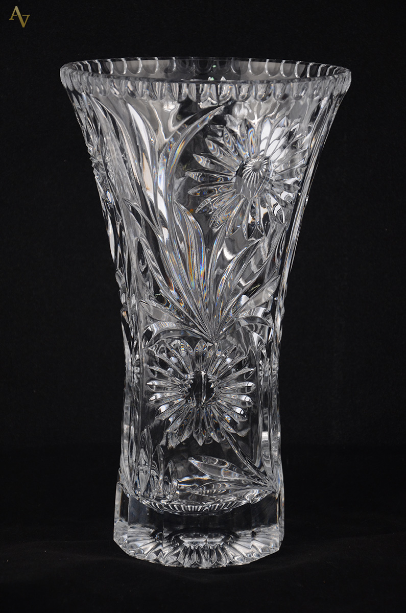 Vaso de cristal da Bohemia lapidado com flores. Altura 30,5 cm.