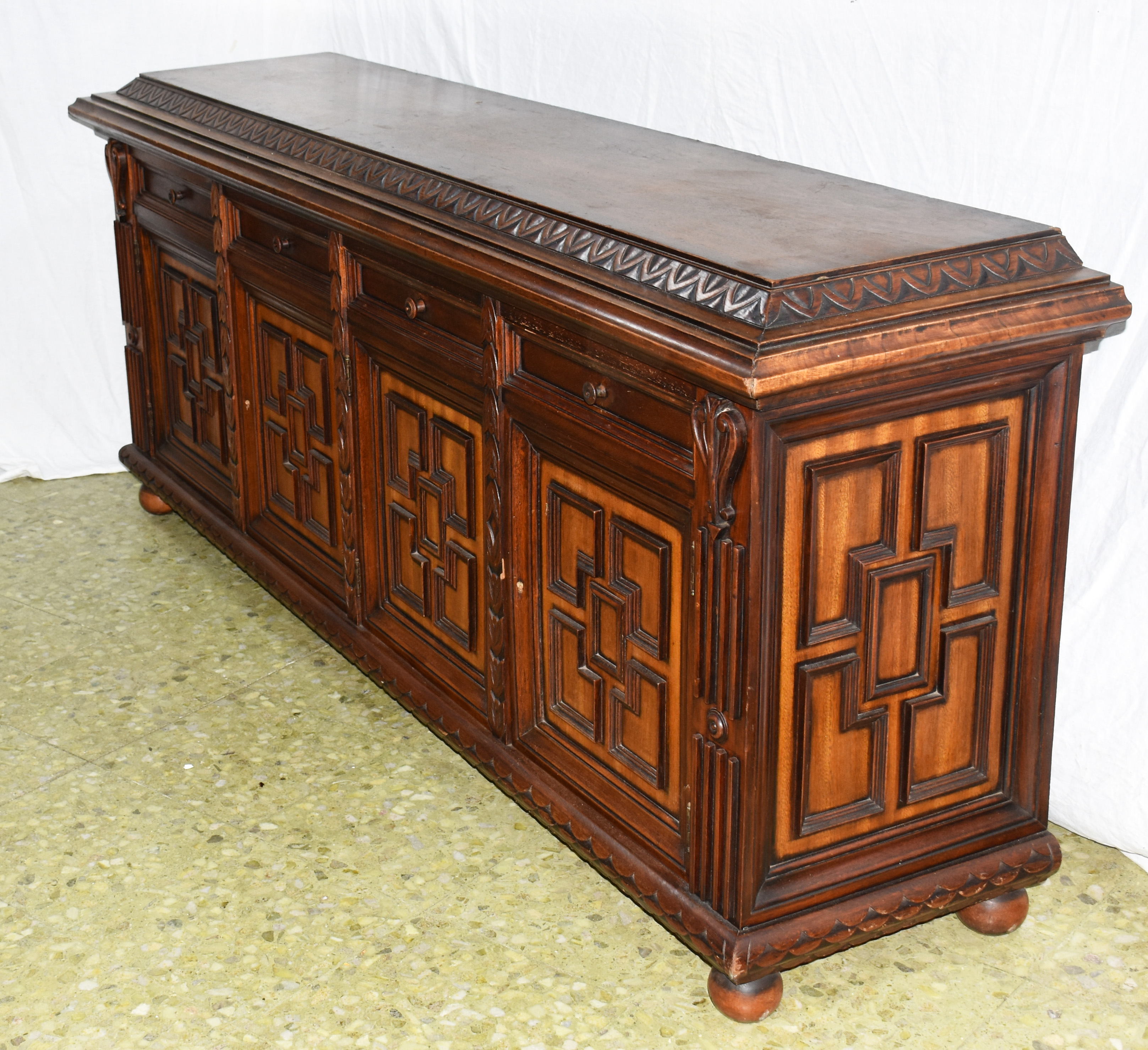 Buffet de madeira nobre com 4 portas e 4 gavetas almofadadas, pés em... - foto 2 de 5