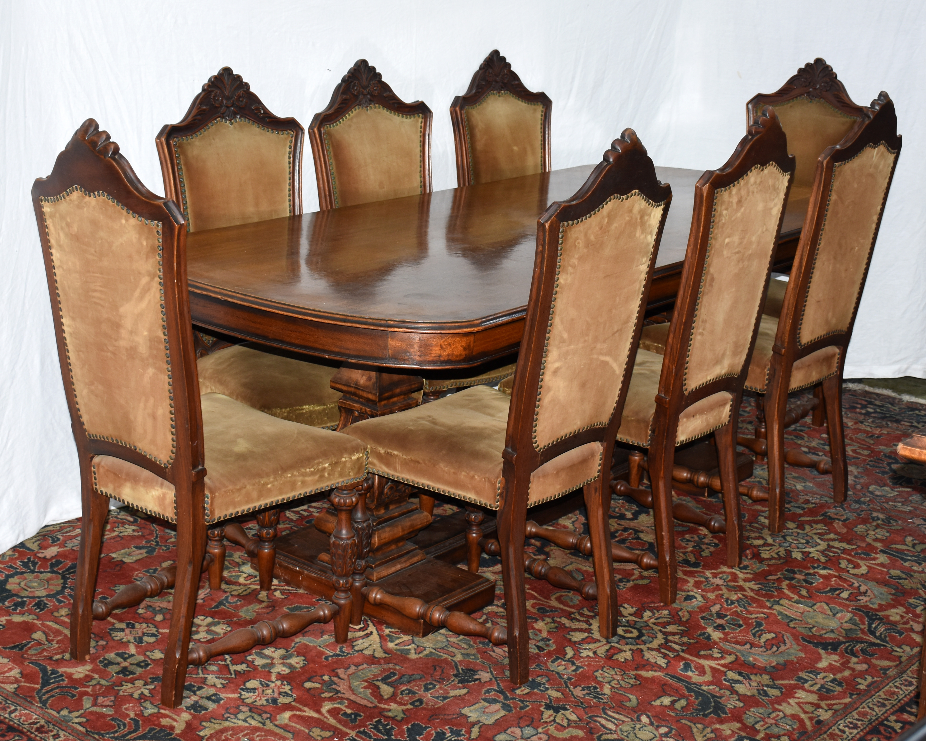 Mesa de jantar de madeira nobre, feitio oval apoiada em duas colunas... - foto 1 de 6