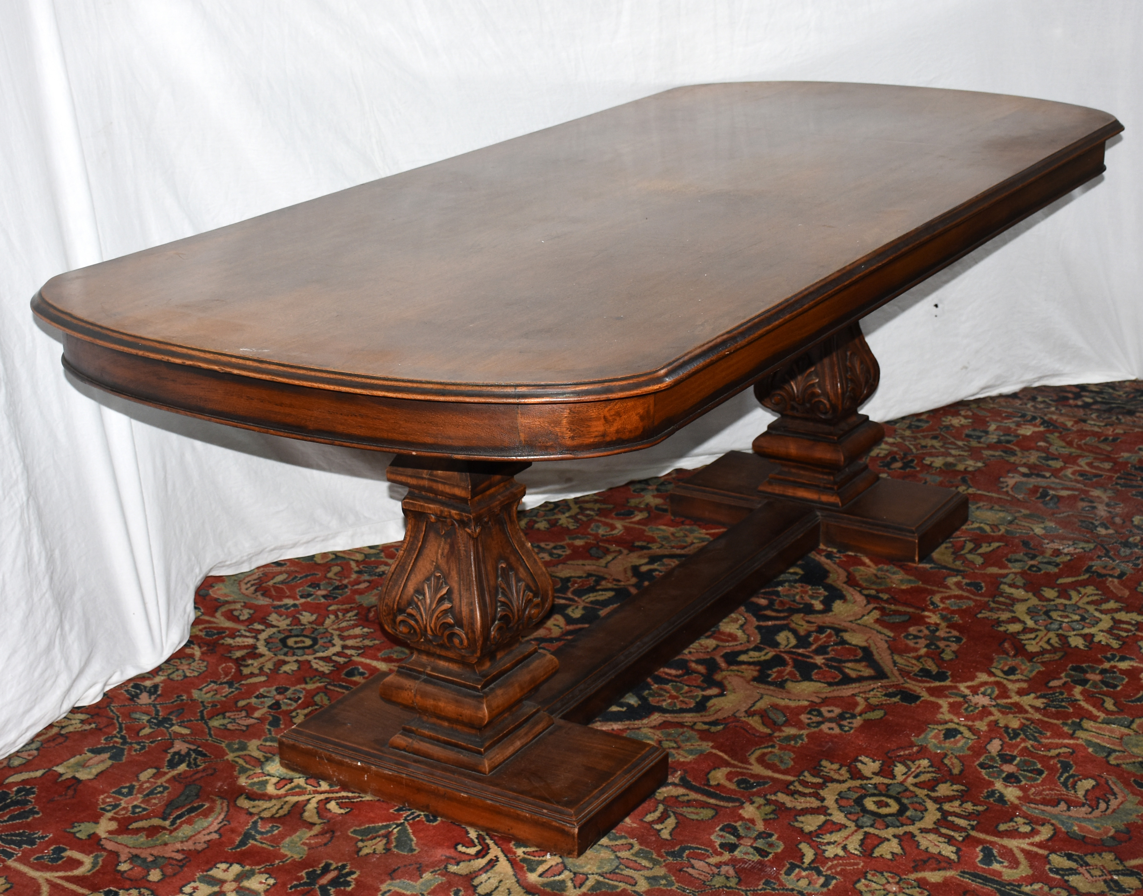 Mesa de jantar de madeira nobre, feitio oval apoiada em duas colunas... - foto 2 de 6