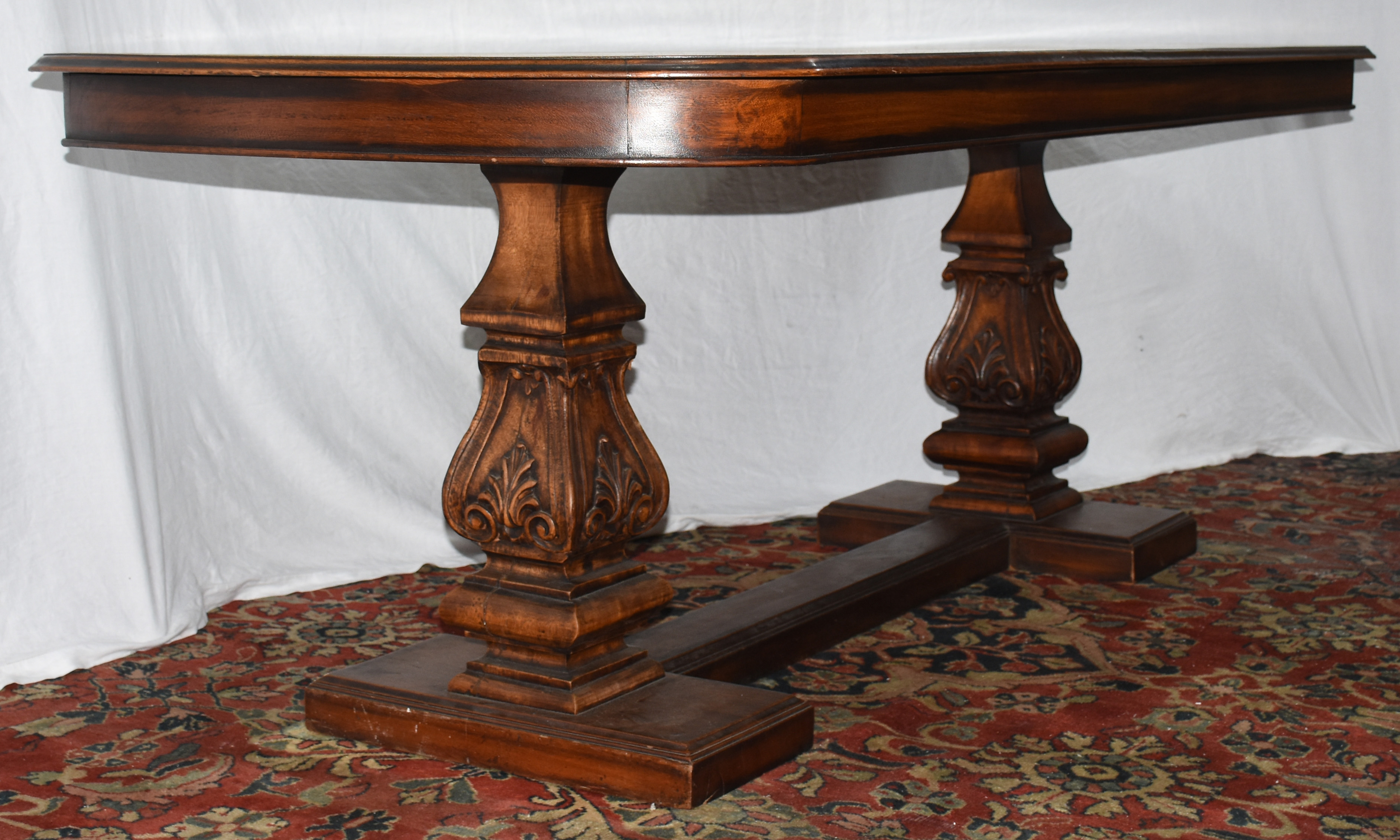 Mesa de jantar de madeira nobre, feitio oval apoiada em duas colunas... - foto 3 de 6