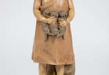 Escultura de faiança policromada representando ... - Escultura de faiança policromada representando criança com cachorros. Altura 41 cm.