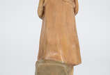 Escultura de faiança policromada representando ... - Escultura de faiança policromada representando criança com cachorros. Altura 41 cm.