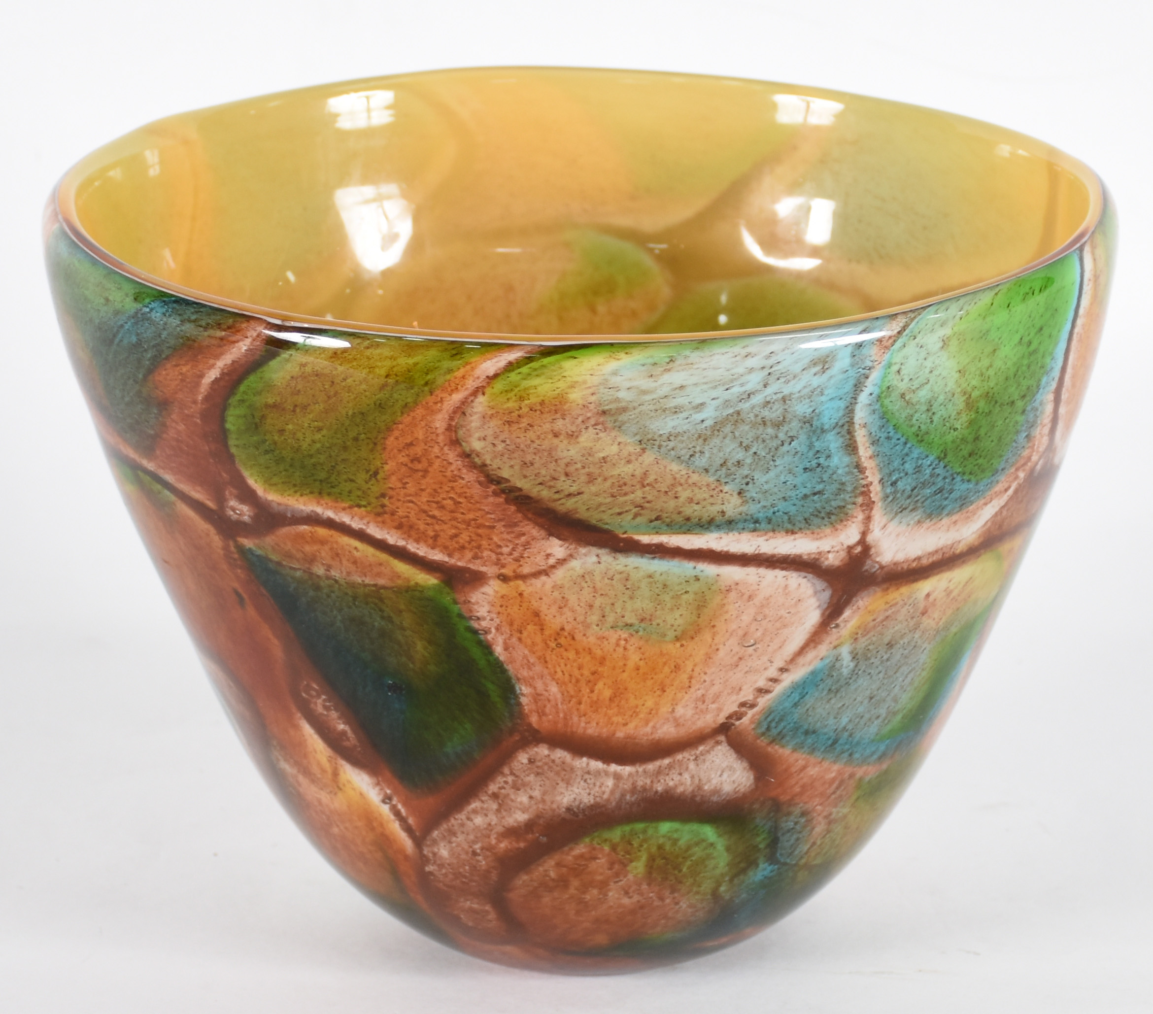 Cachepot decorativo de murano com fundo marrom e mesclas coloridas. - foto 1 de 3