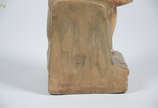 Escultura de faiança policromada representando ... - Escultura de faiança policromada representando criança com cachorros. Altura 41 cm.