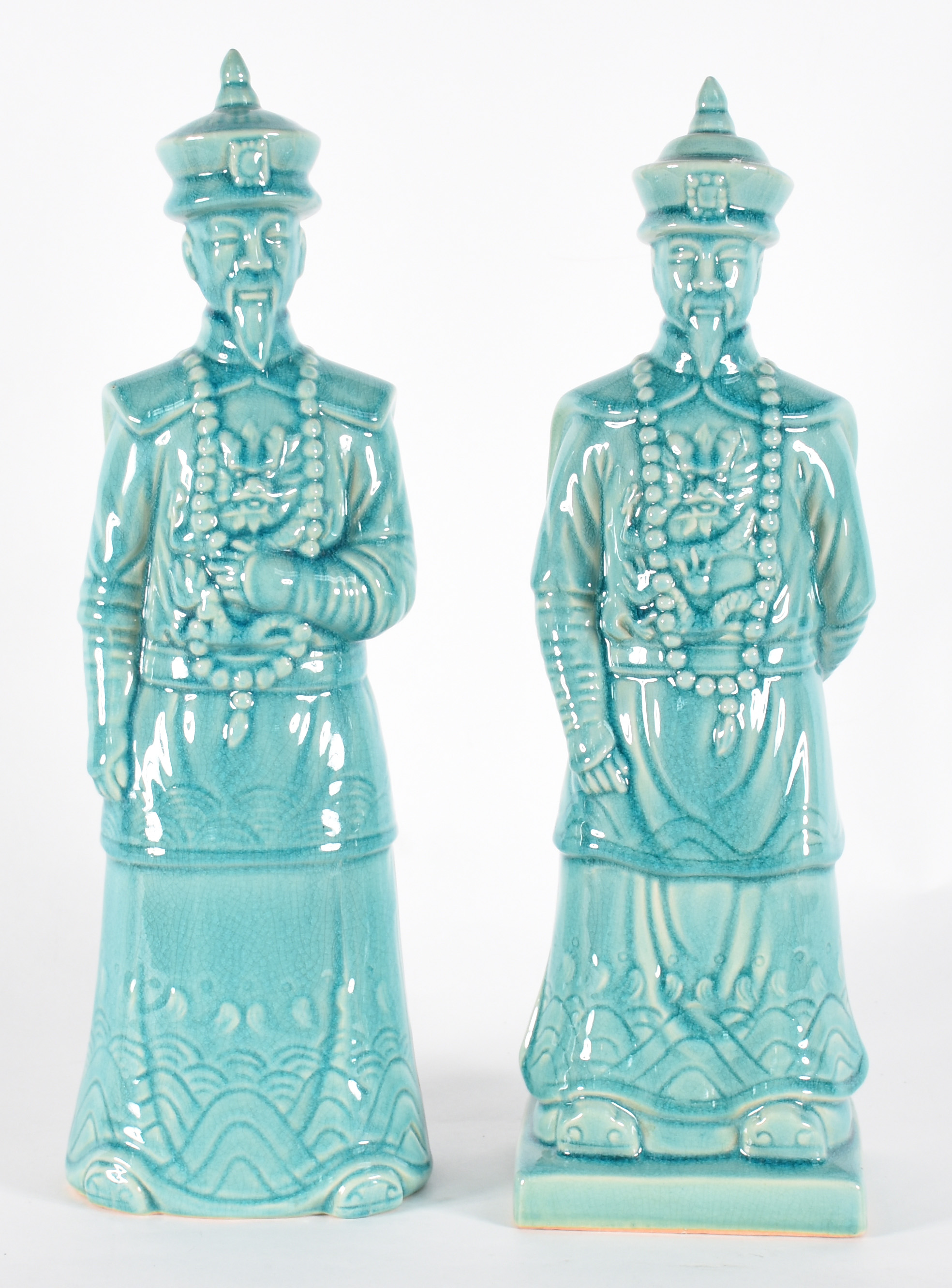 Duas estatuetas de porcelana chinesa representando dignitários em pé. - foto 1 de 4