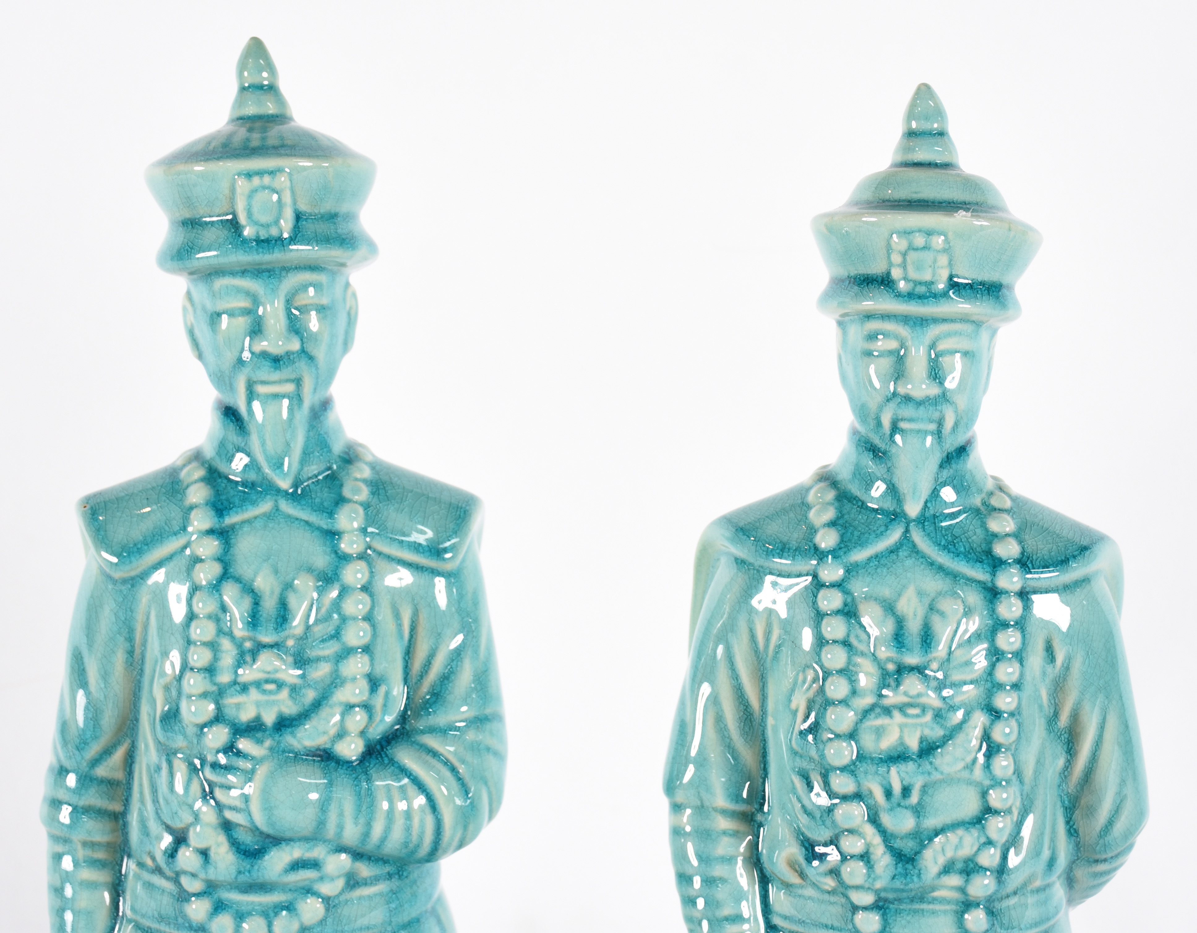 Duas estatuetas de porcelana chinesa representando dignitários em pé. - foto 2 de 4