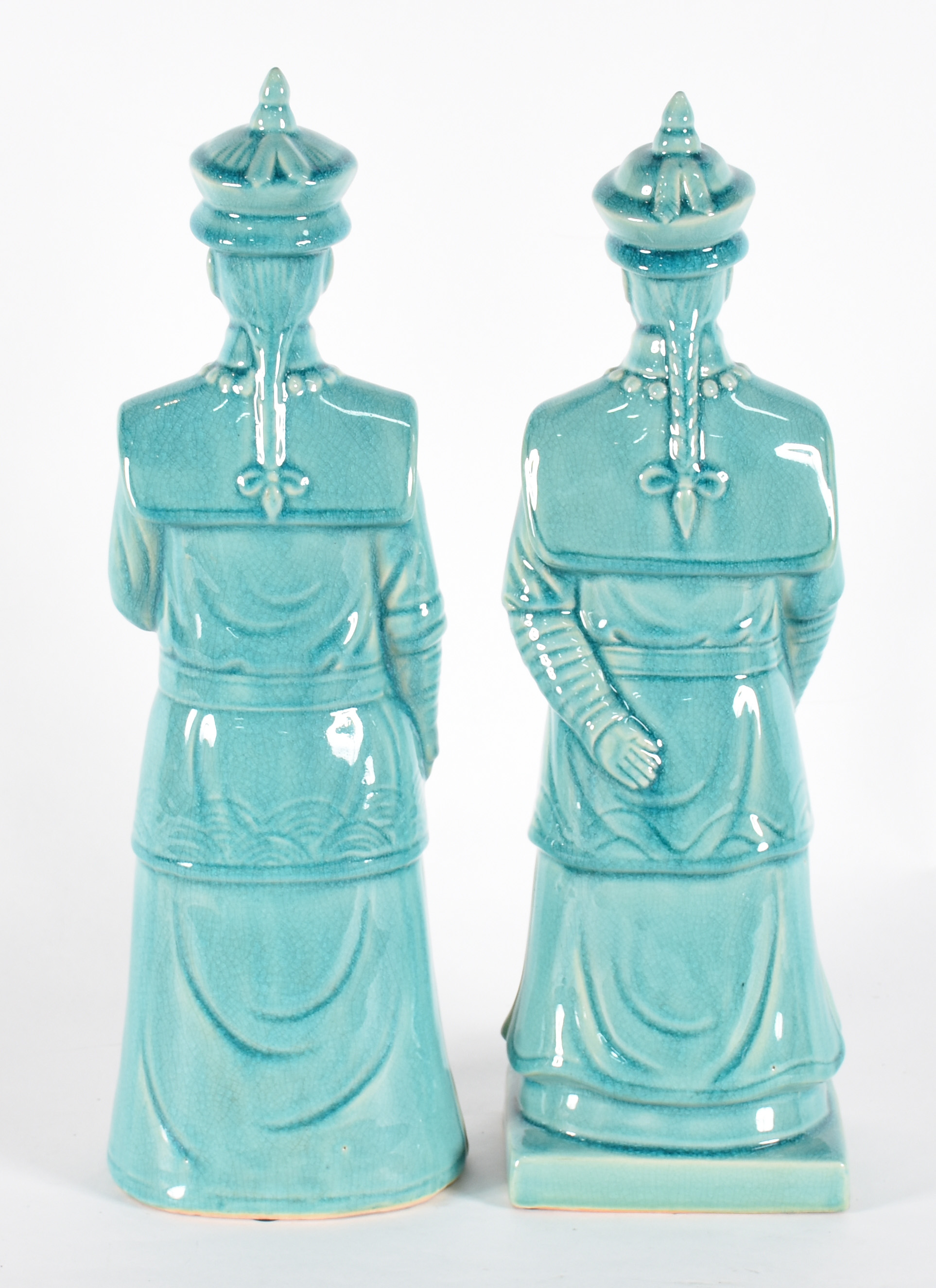 Duas estatuetas de porcelana chinesa representando dignitários em pé. - foto 3 de 4