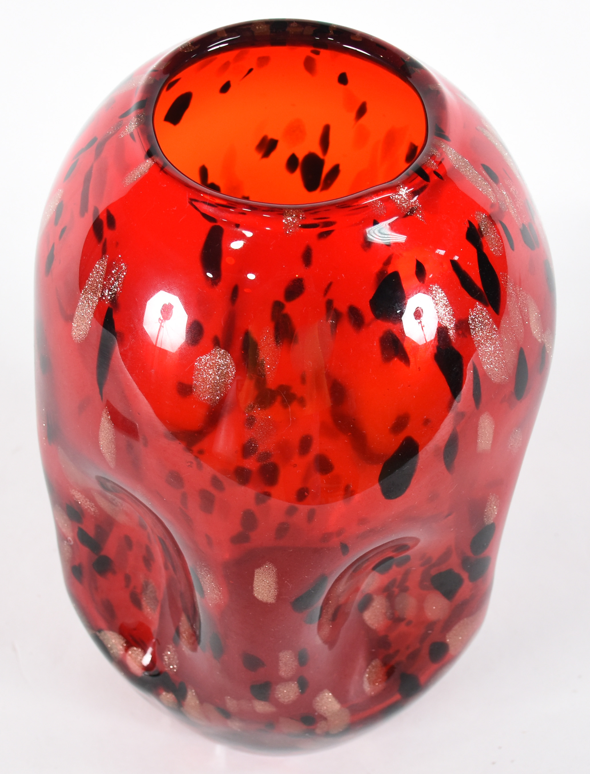 Jarro decorativo de vidro vermelho com mesclas pretas e brancas com... - foto 2 de 3