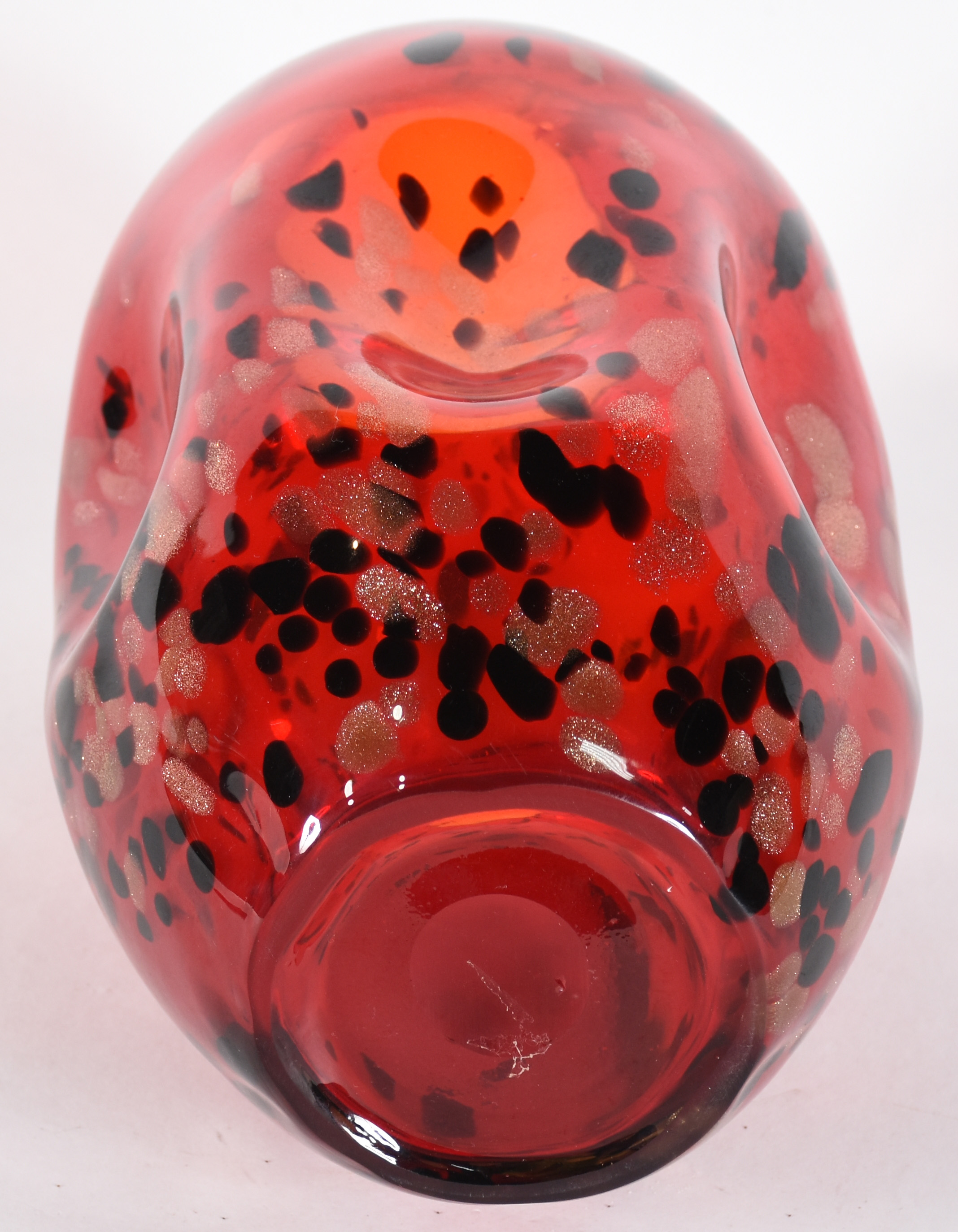 Jarro decorativo de vidro vermelho com mesclas pretas e brancas com... - foto 3 de 3
